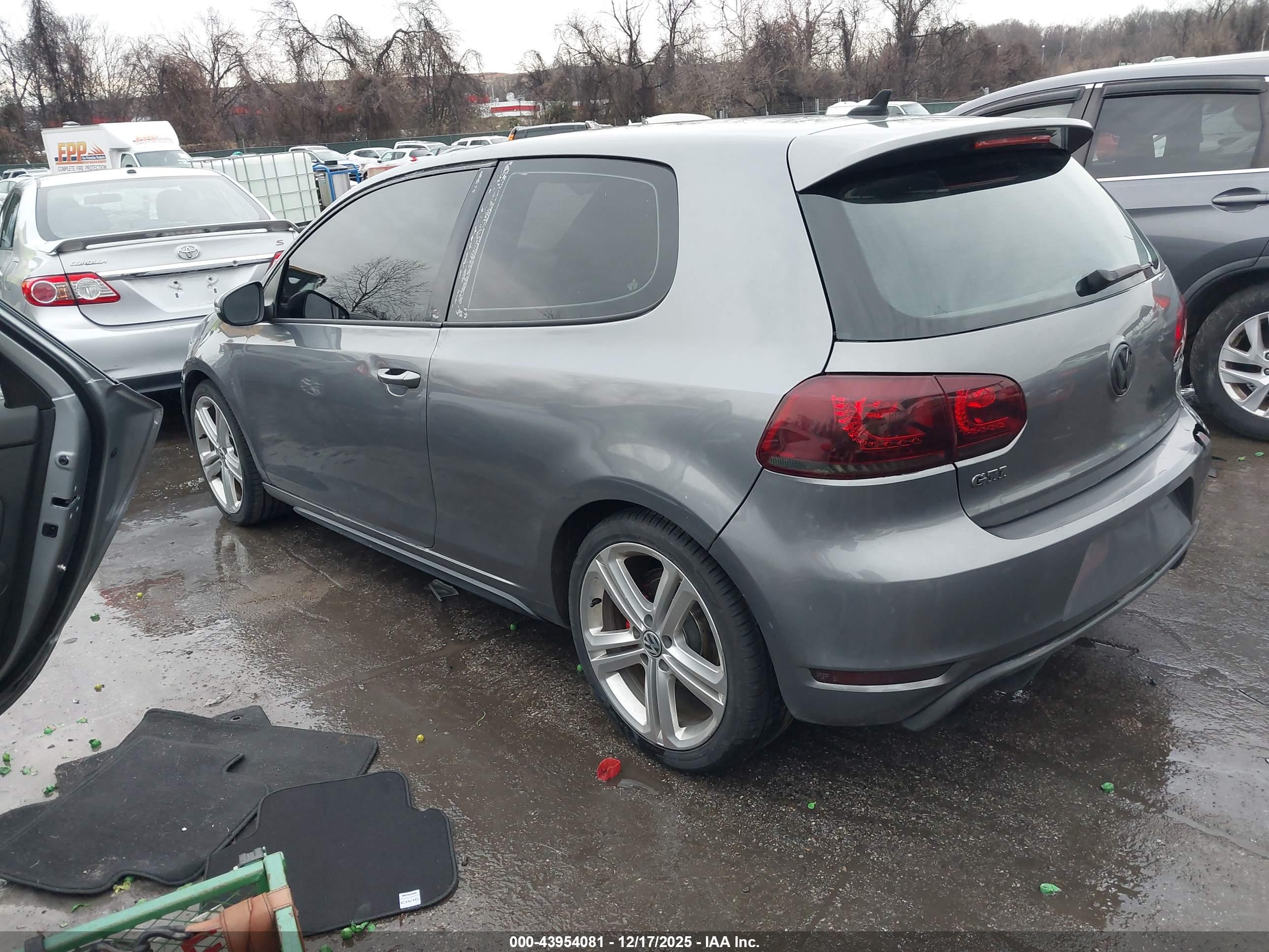 VOLKSWAGEN GTI image 3