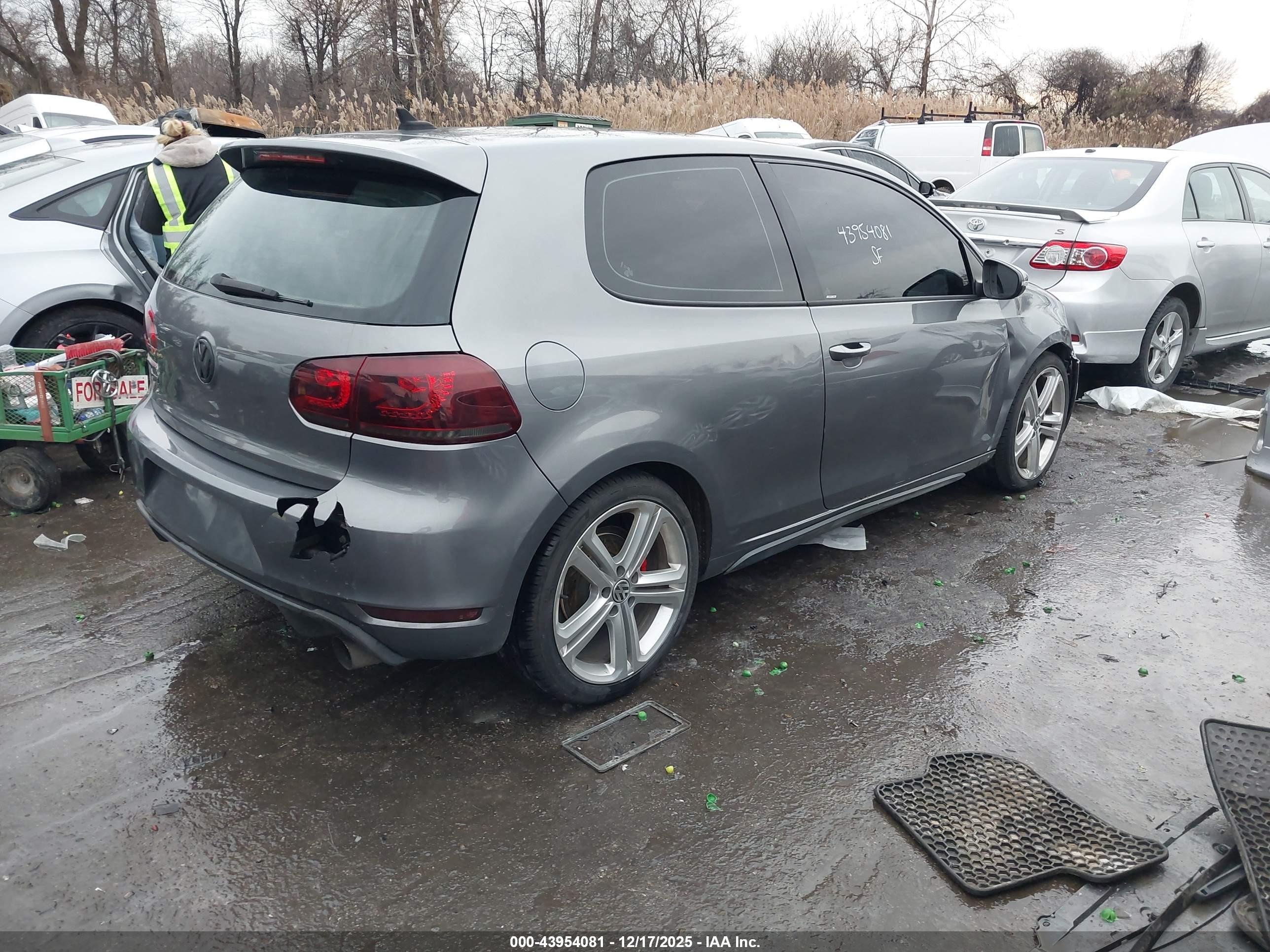 VOLKSWAGEN GTI image 4