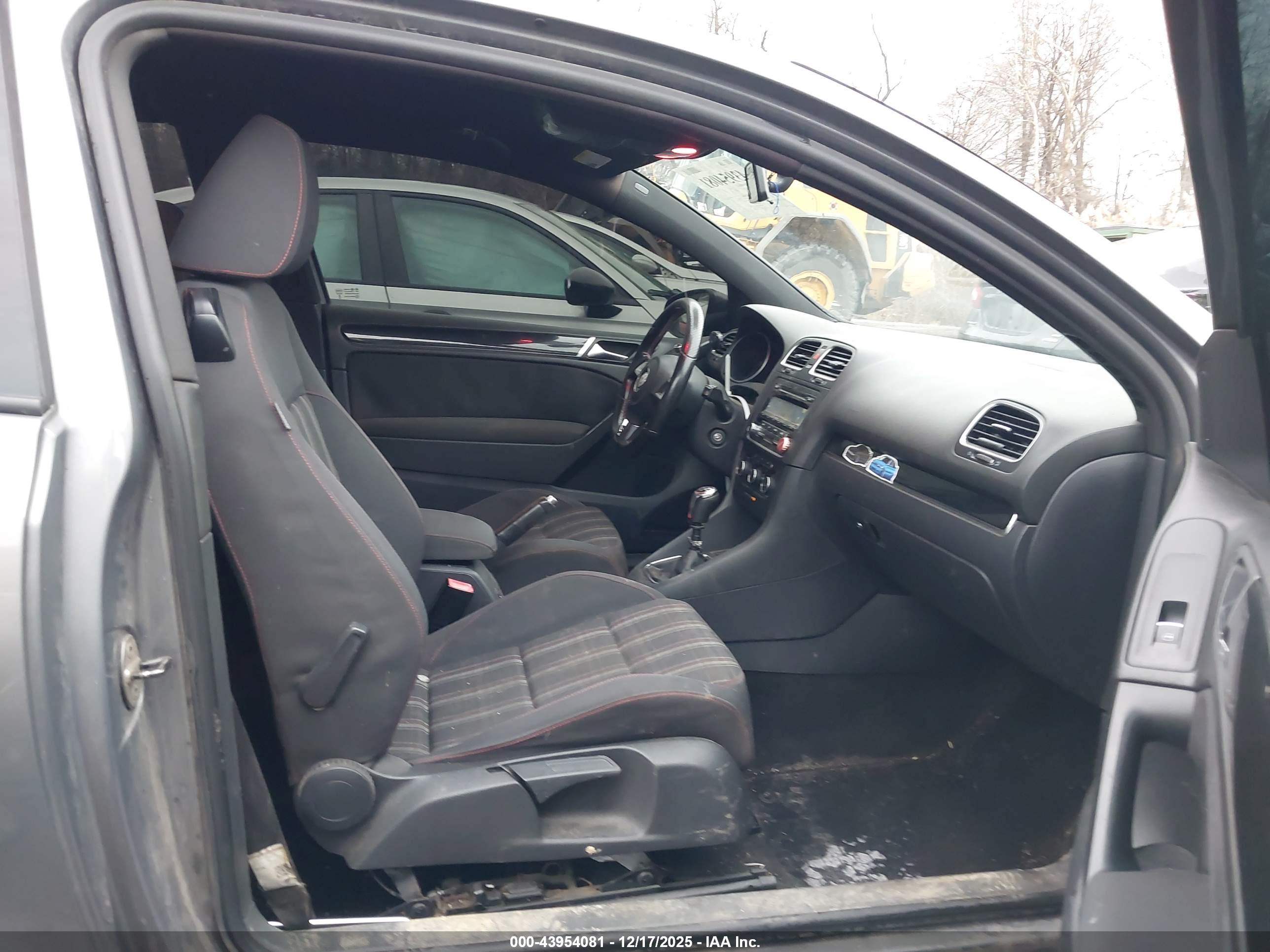 VOLKSWAGEN GTI image 5