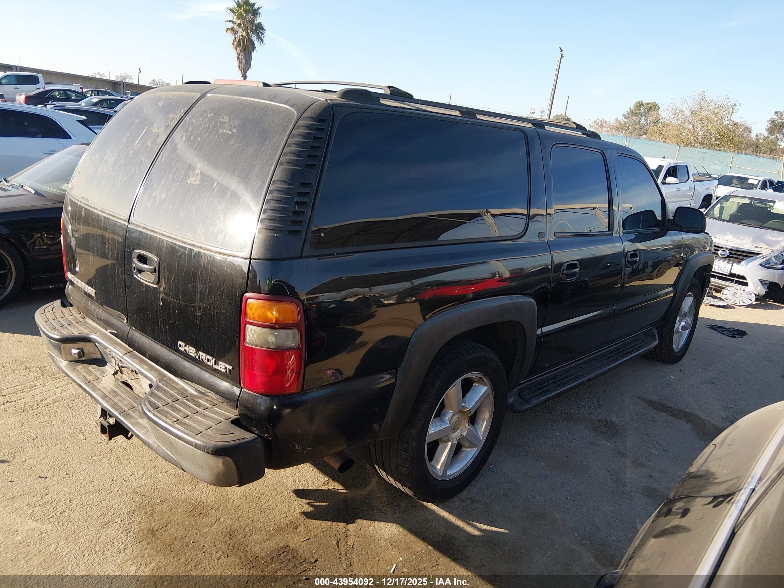 CHEVROLET SUBURBAN image 4