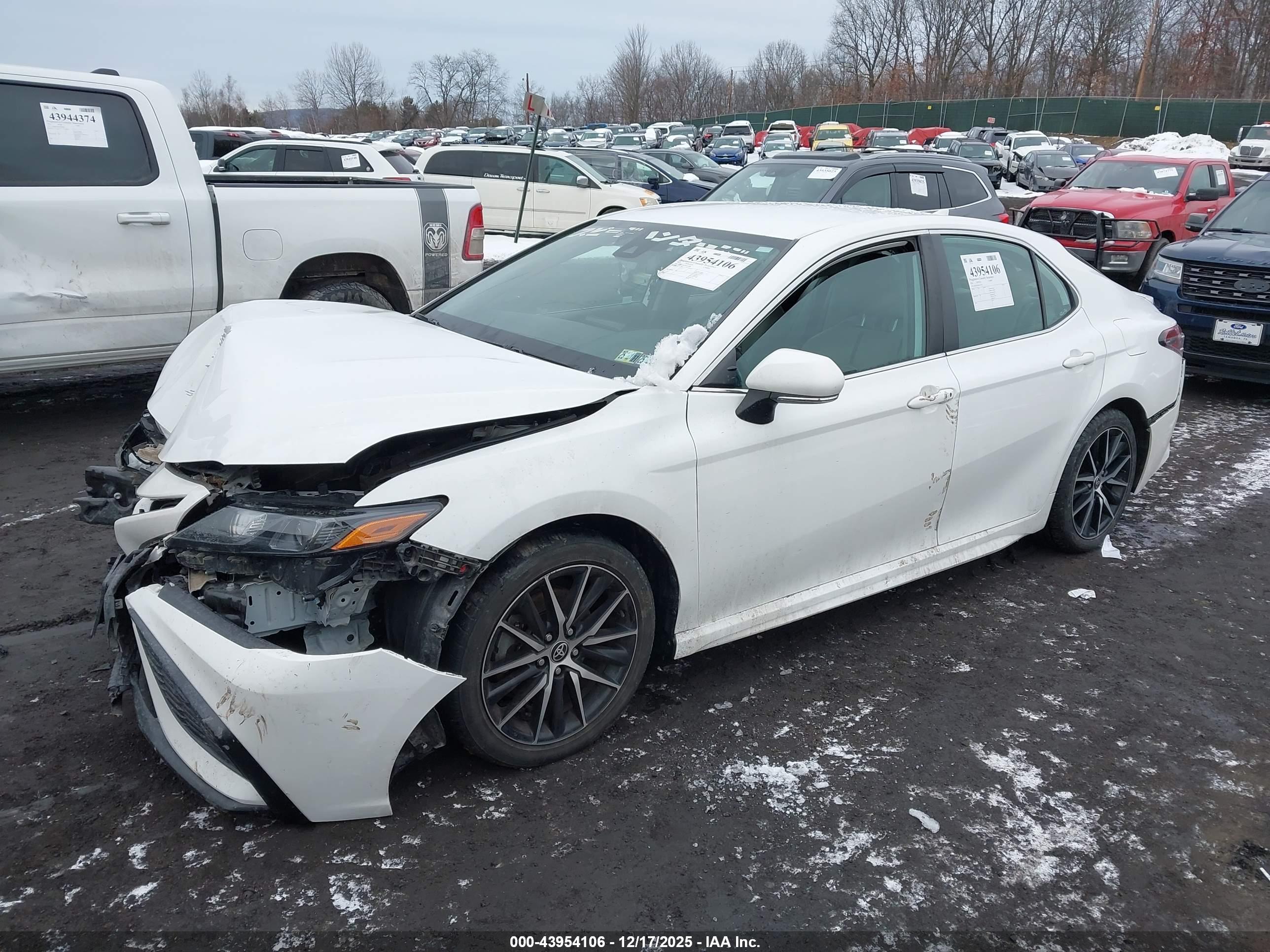 TOYOTA CAMRY image 2