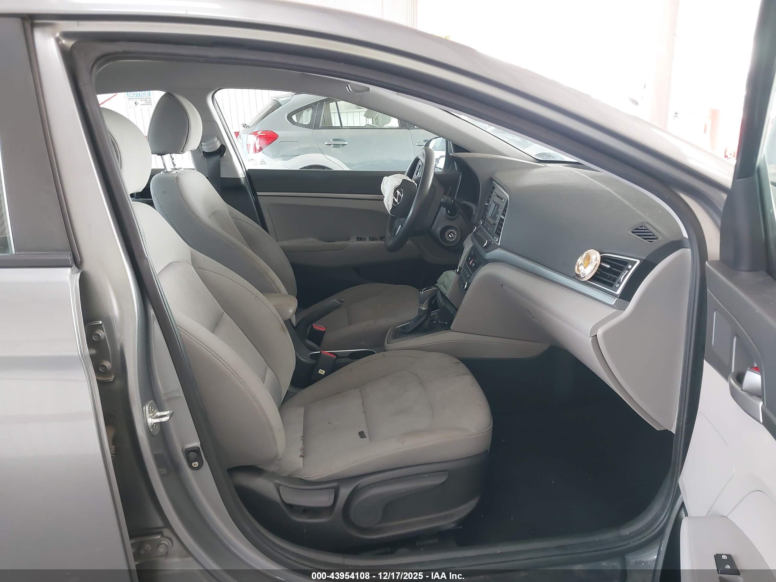 HYUNDAI ELANTRA image 5