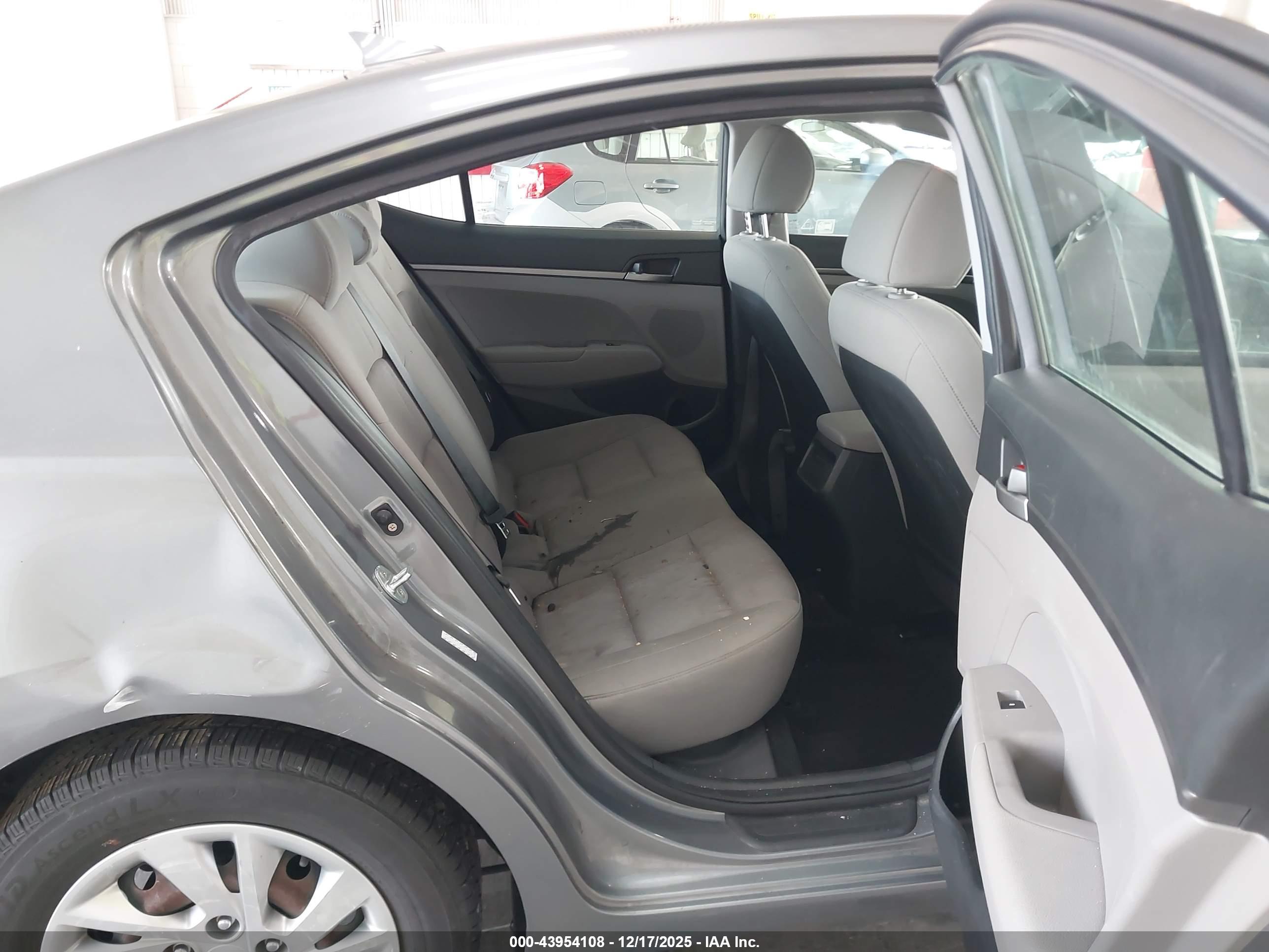 HYUNDAI ELANTRA image 8