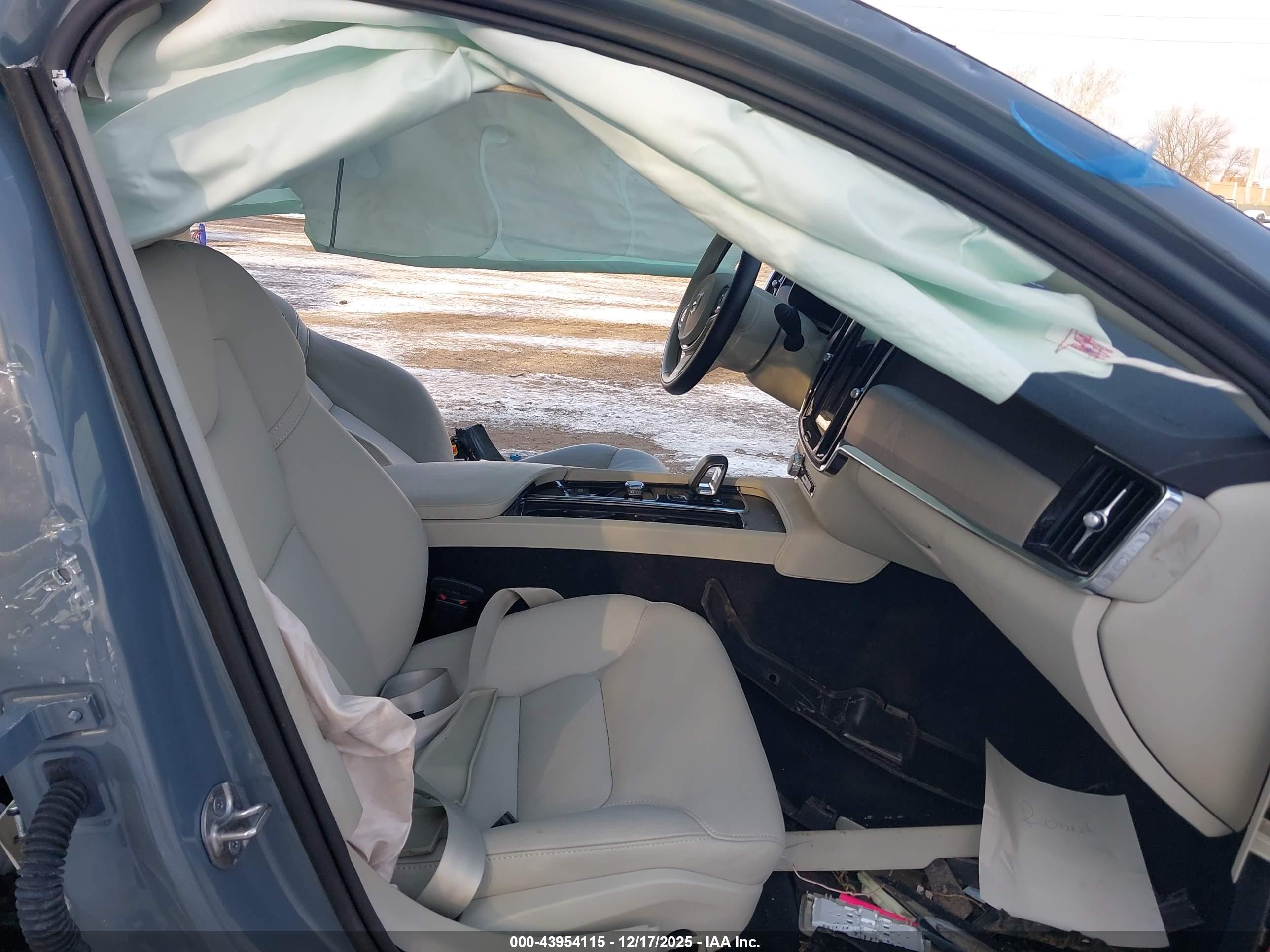 VOLVO S90 image 5