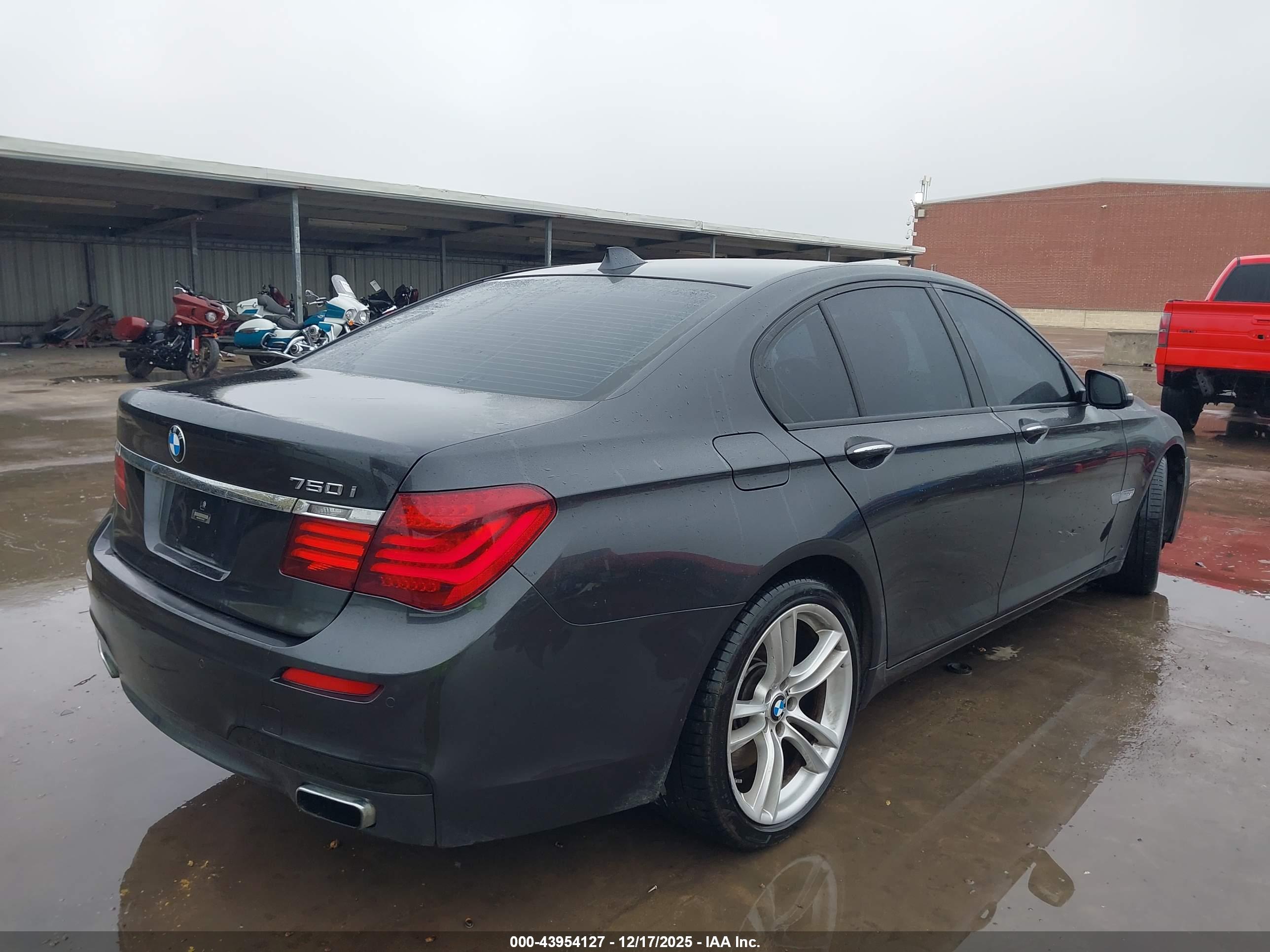 BMW 750I image 4
