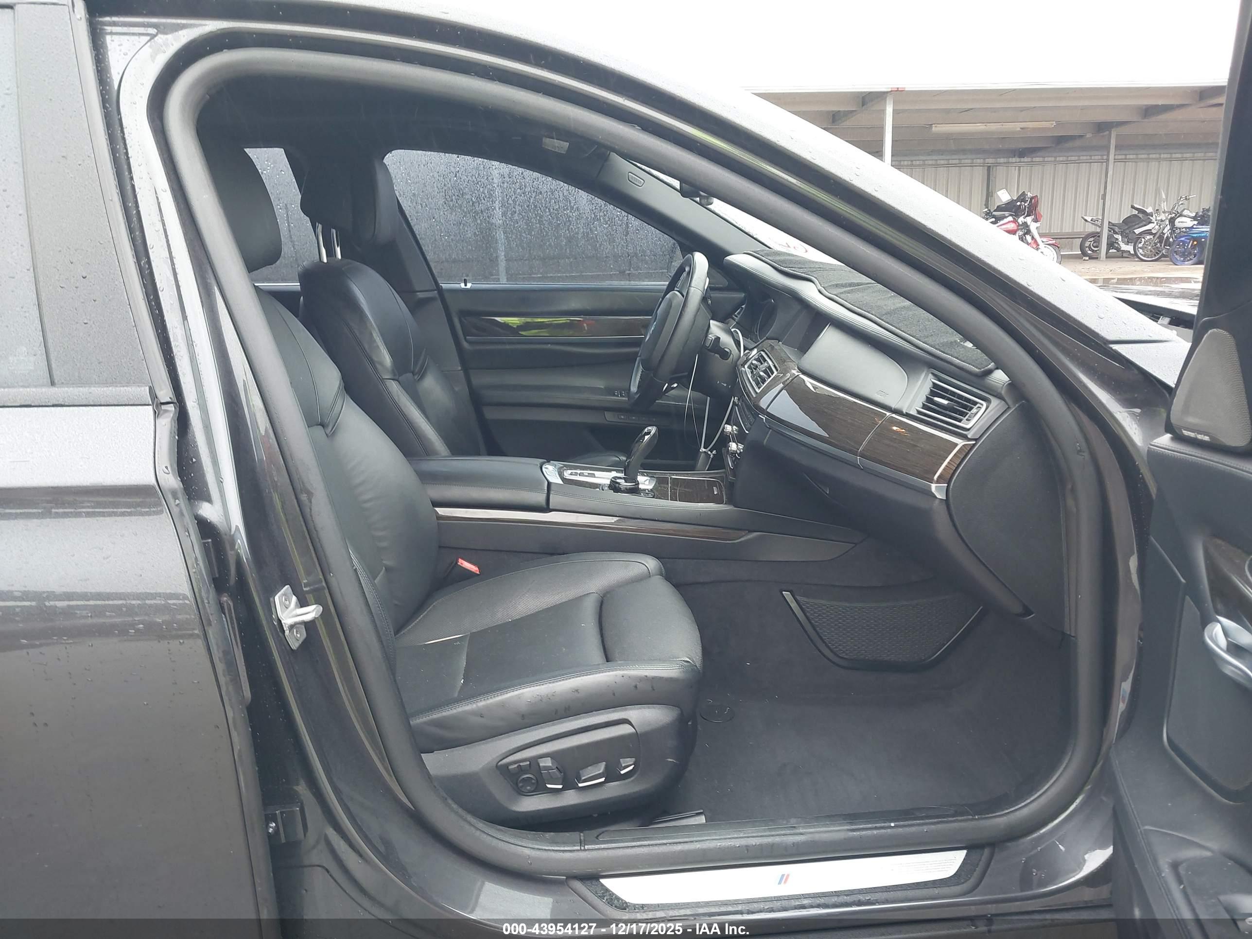 BMW 750I image 5