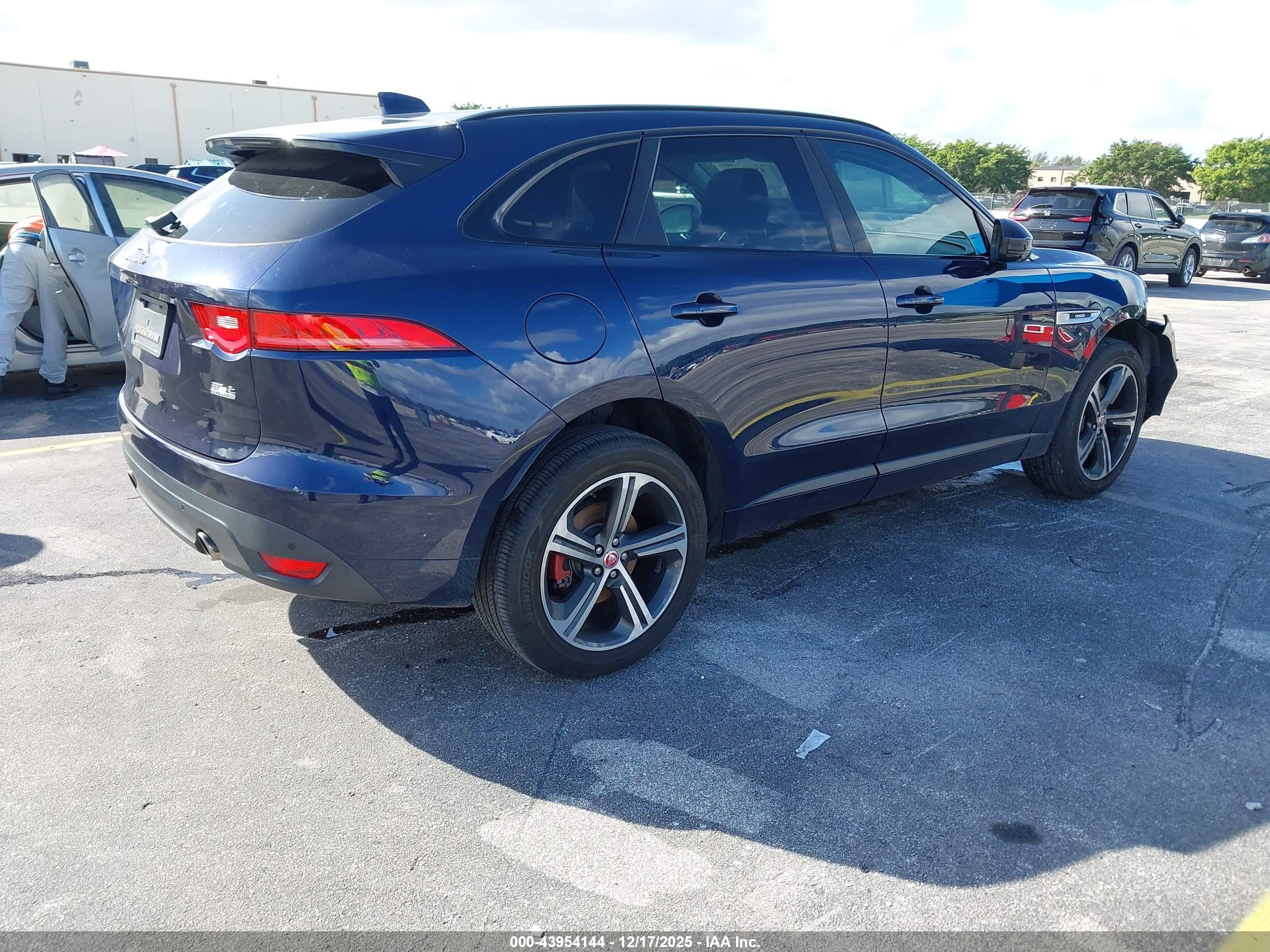 JAGUAR F-PACE image 4