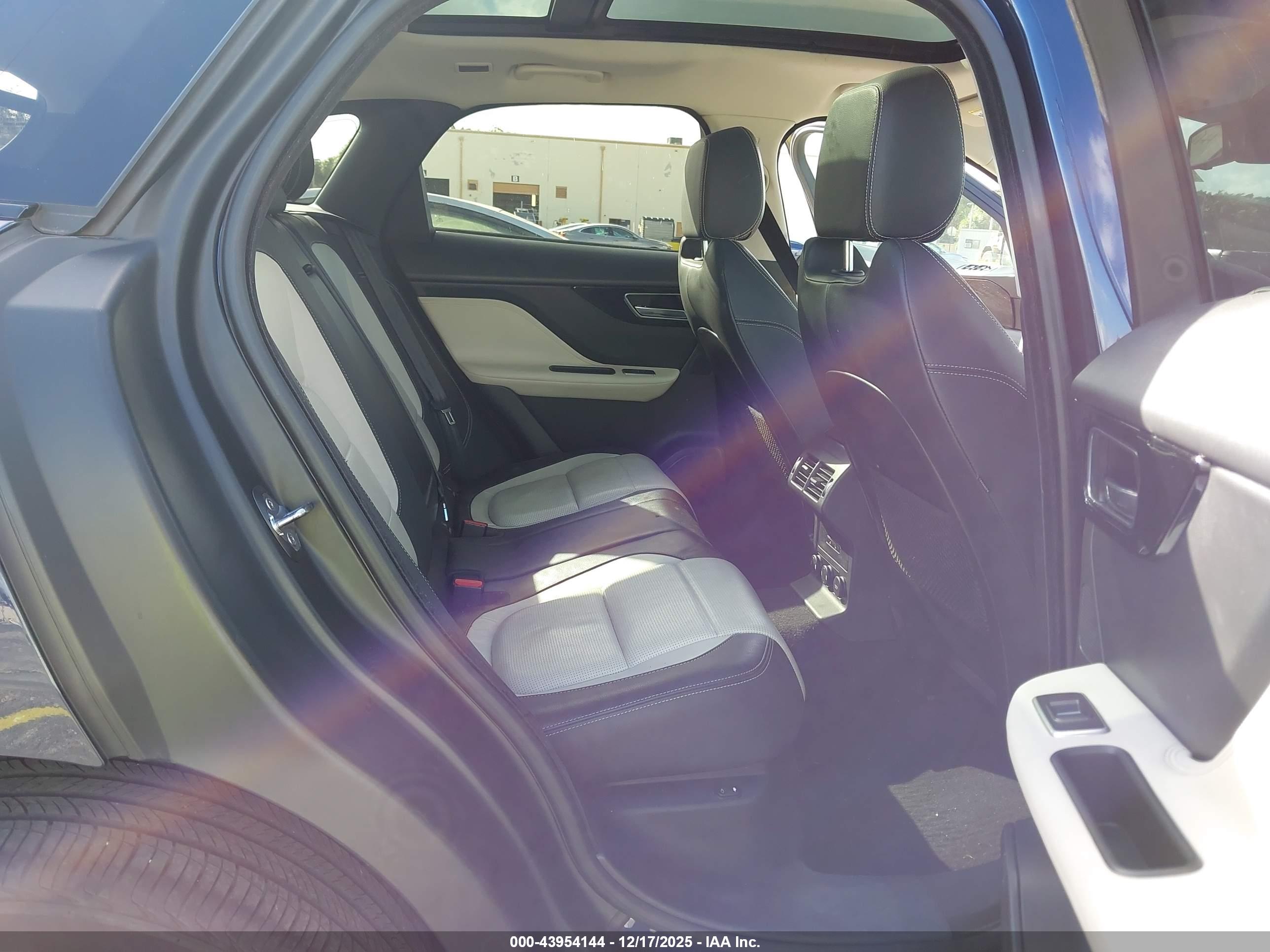 JAGUAR F-PACE image 8