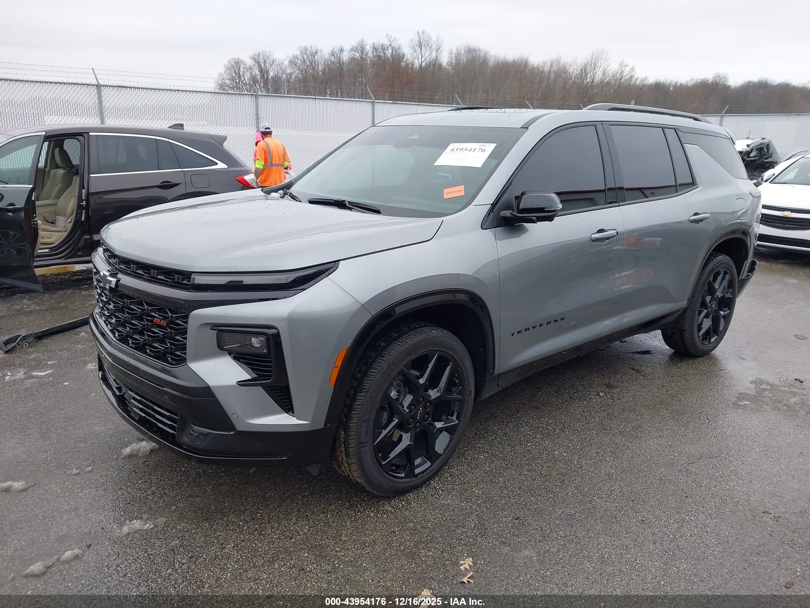 CHEVROLET TRAVERSE image 2