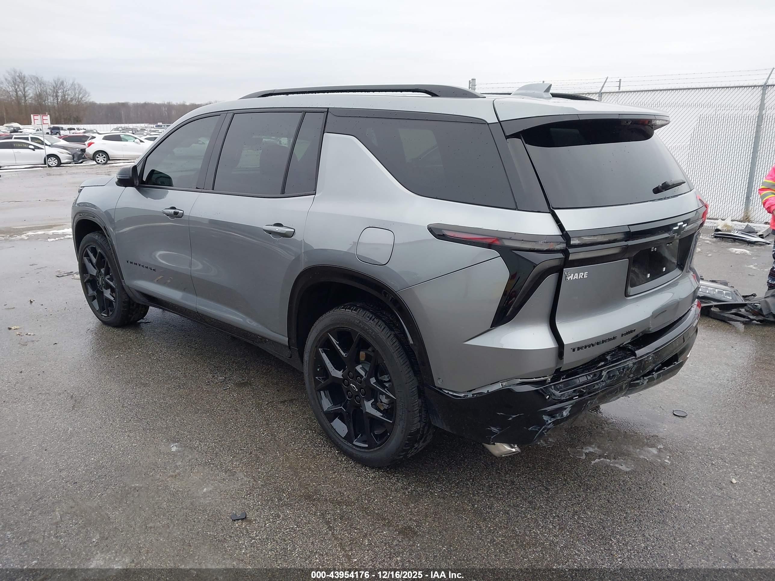 CHEVROLET TRAVERSE image 3