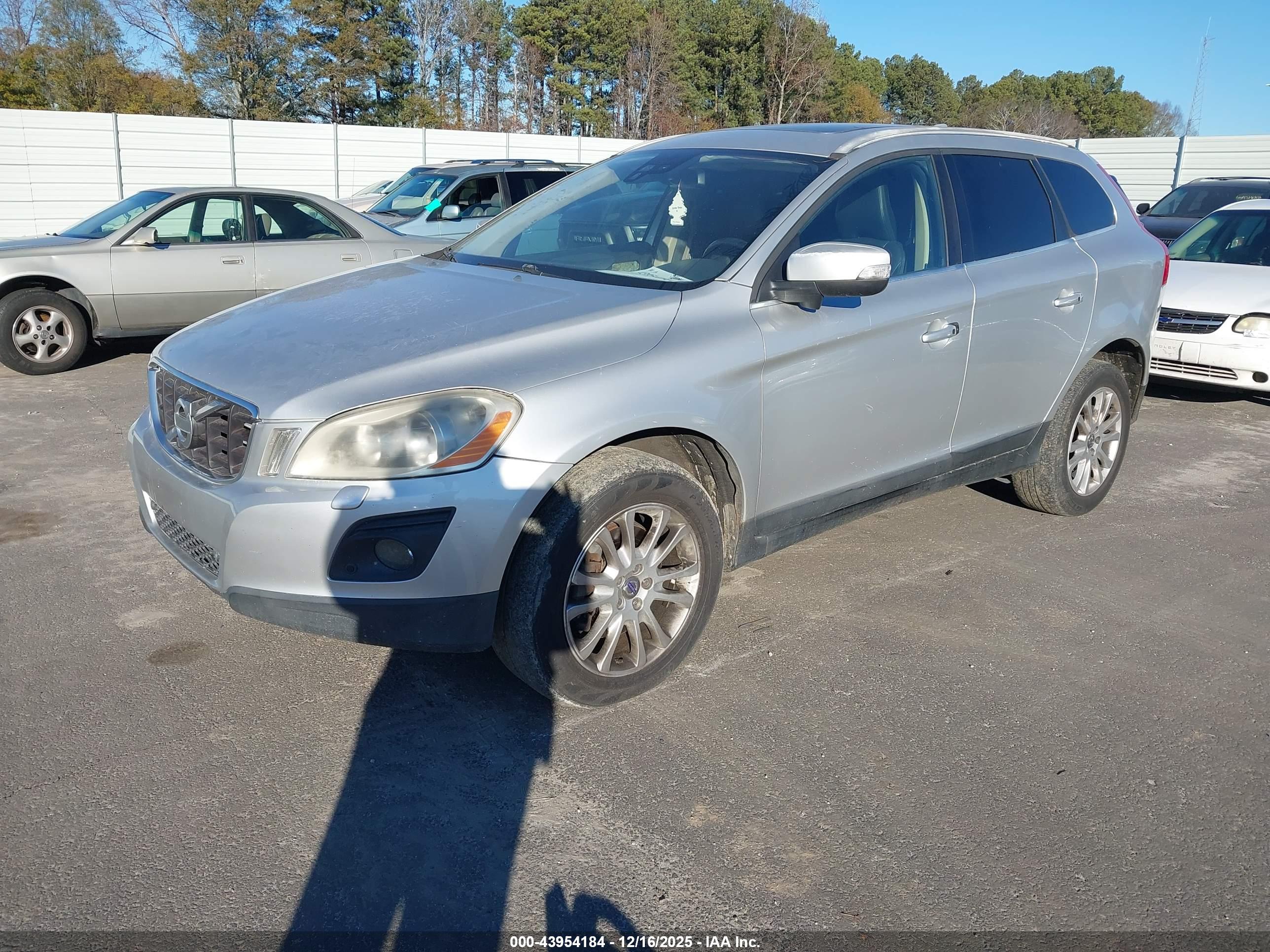 VOLVO XC60 image 2