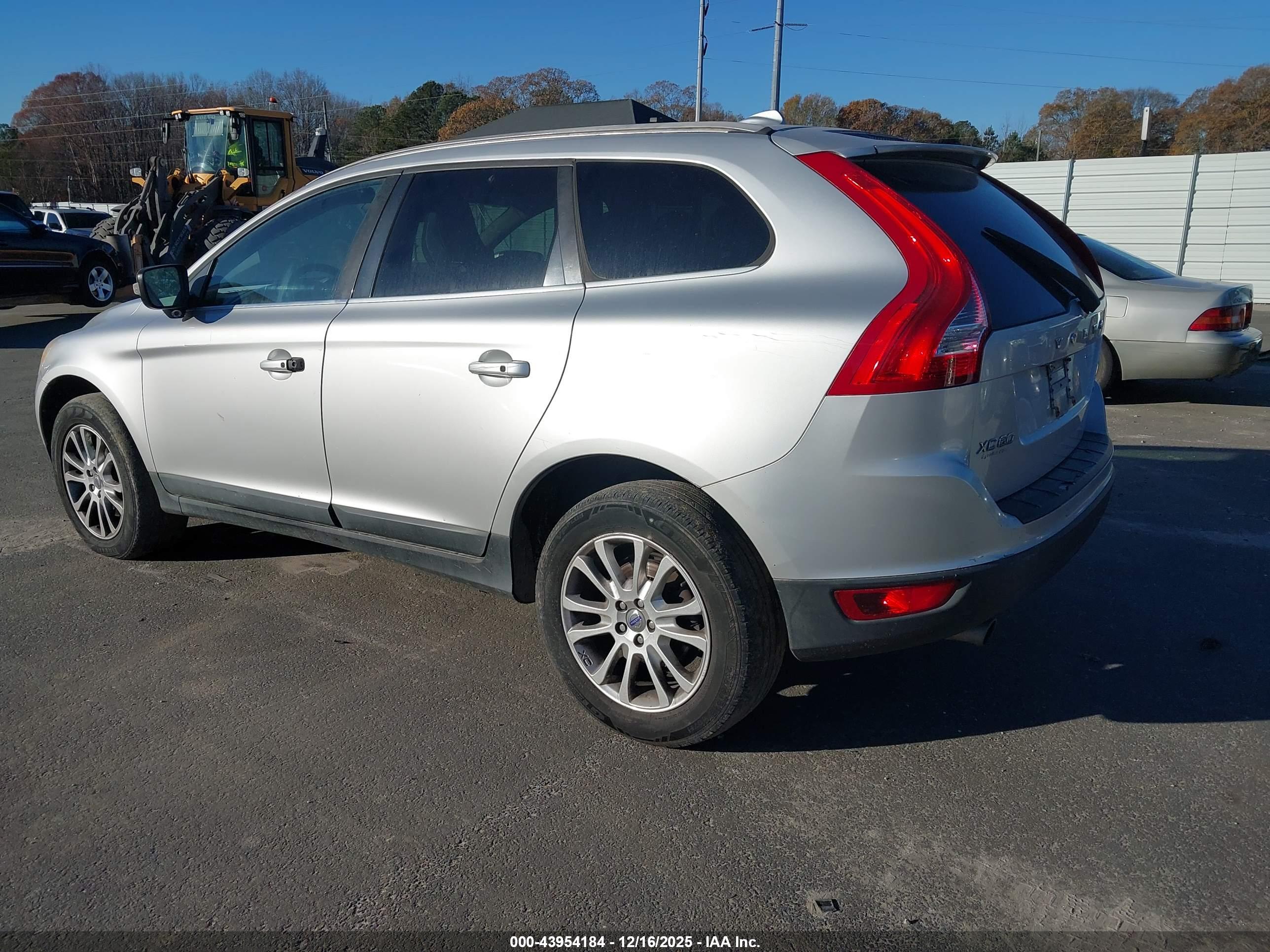 VOLVO XC60 image 3