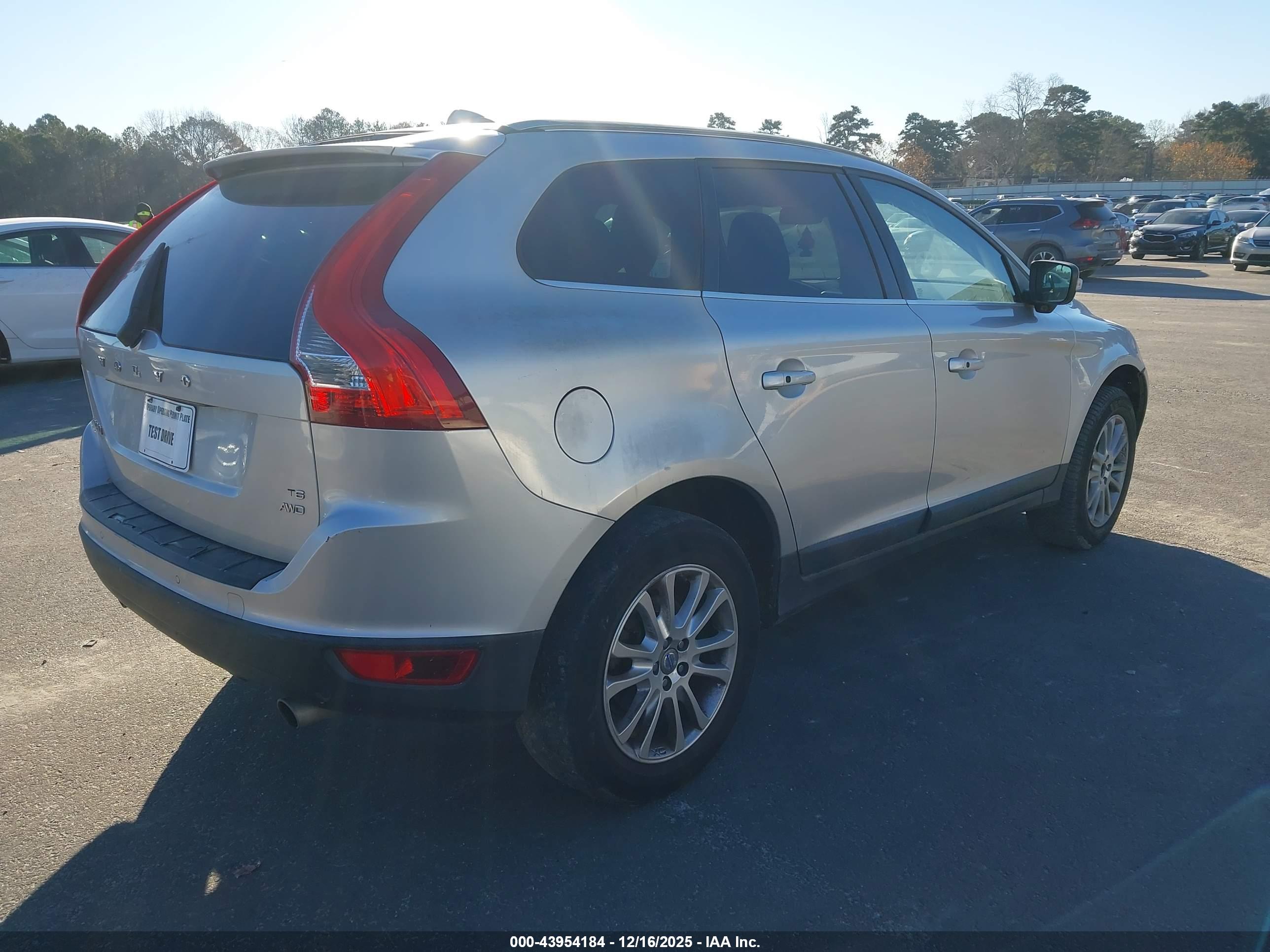 VOLVO XC60 image 4