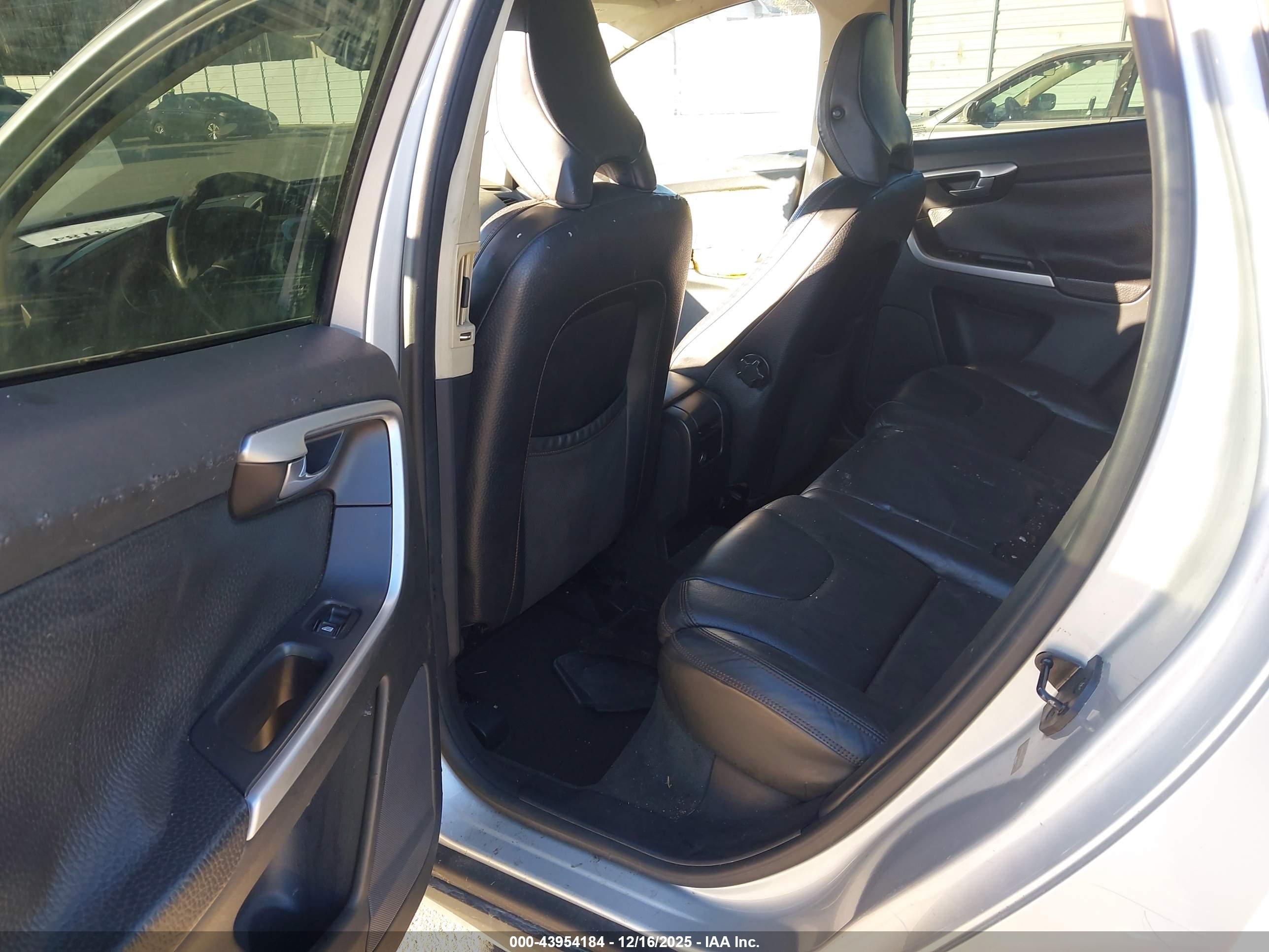 VOLVO XC60 image 8