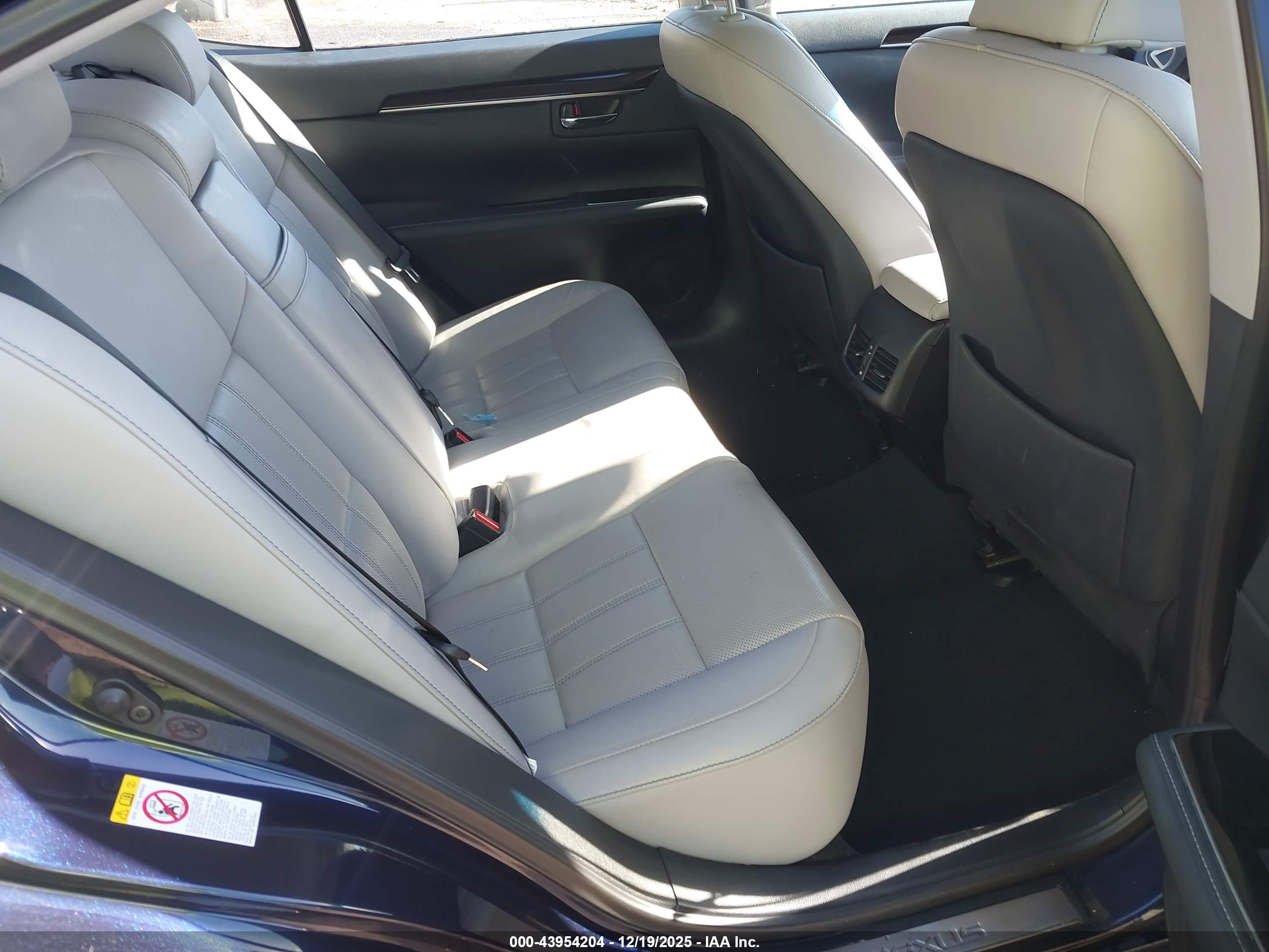LEXUS ES image 8