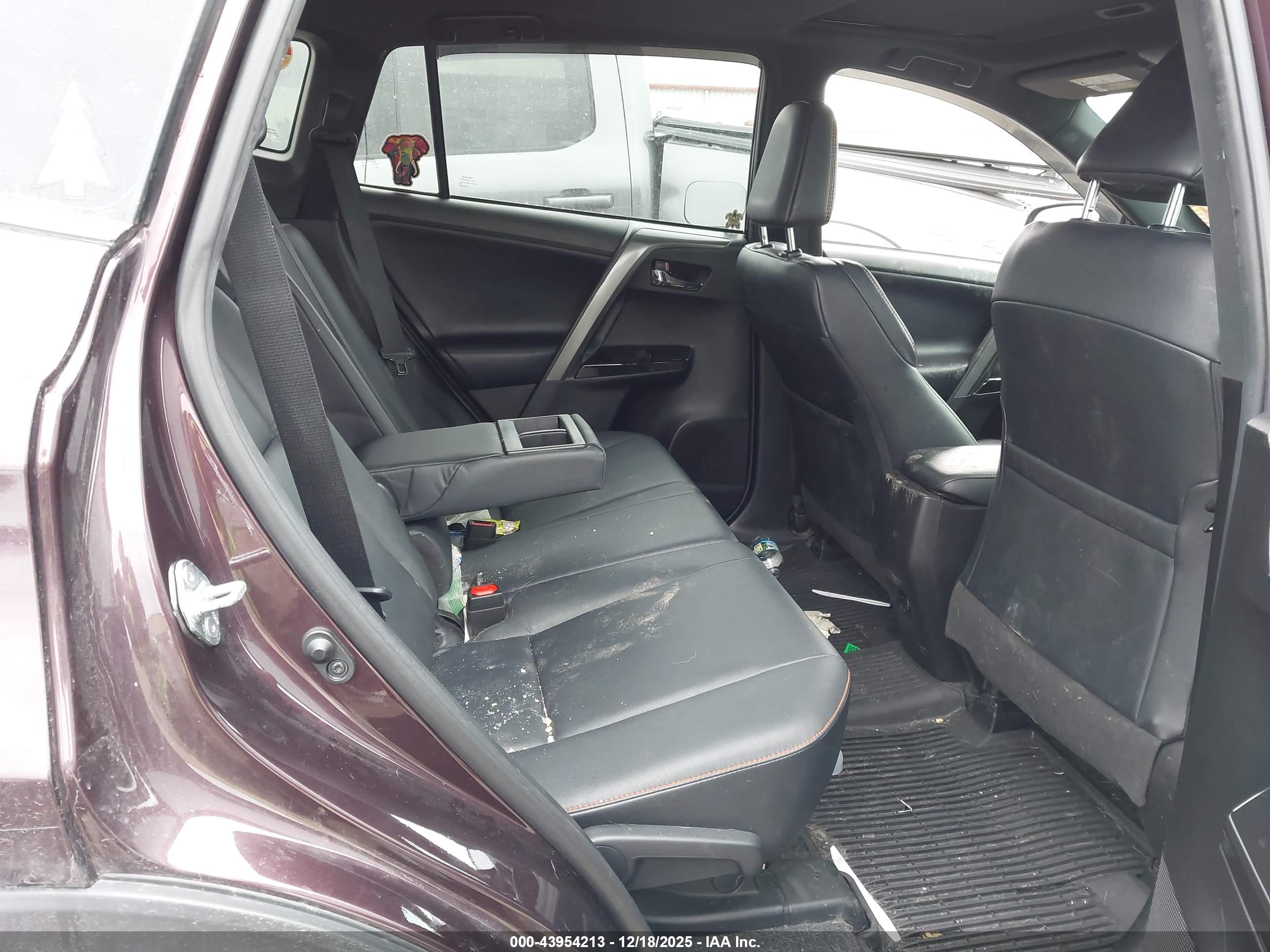 TOYOTA RAV4 image 8