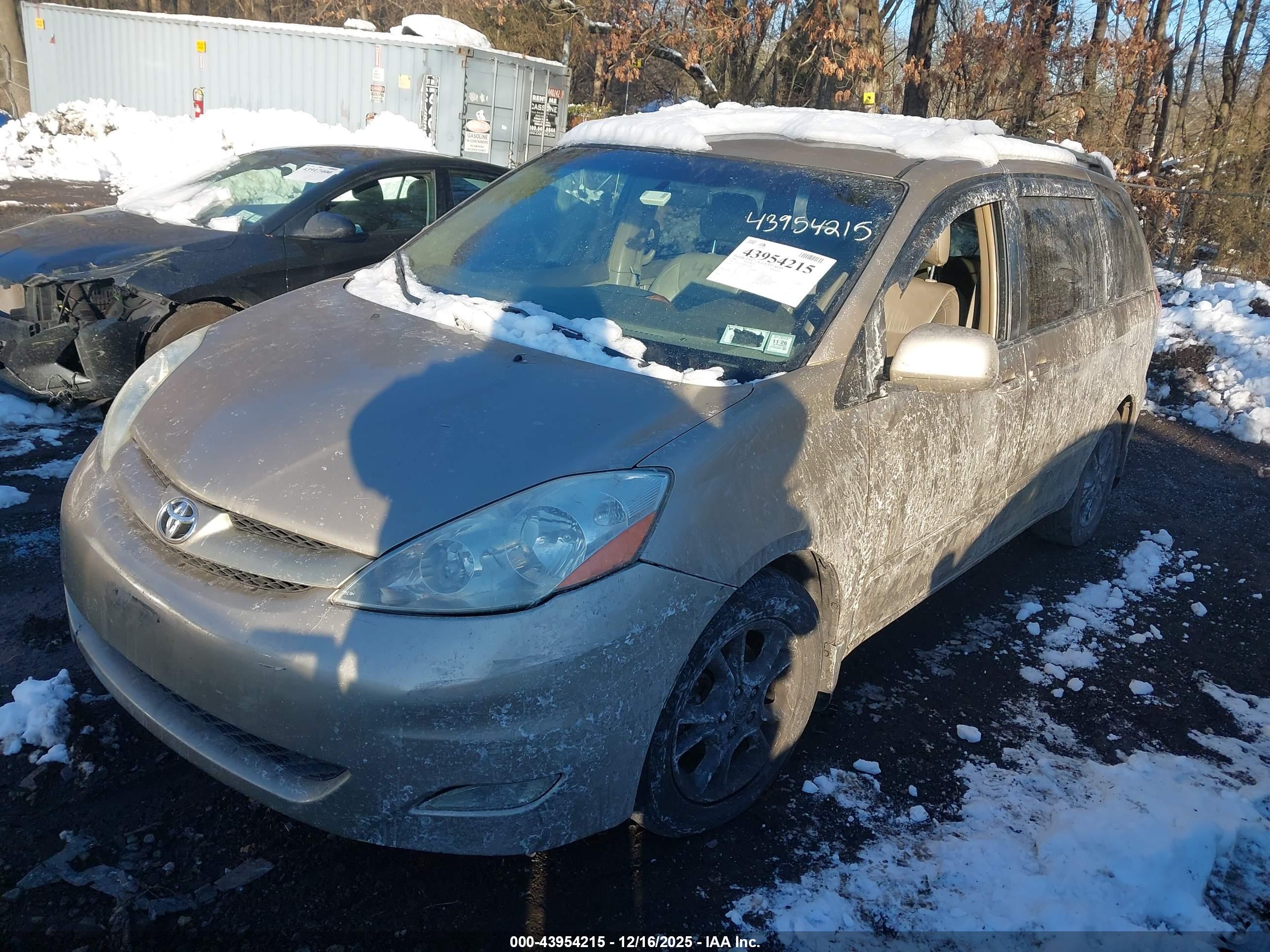TOYOTA SIENNA image 2