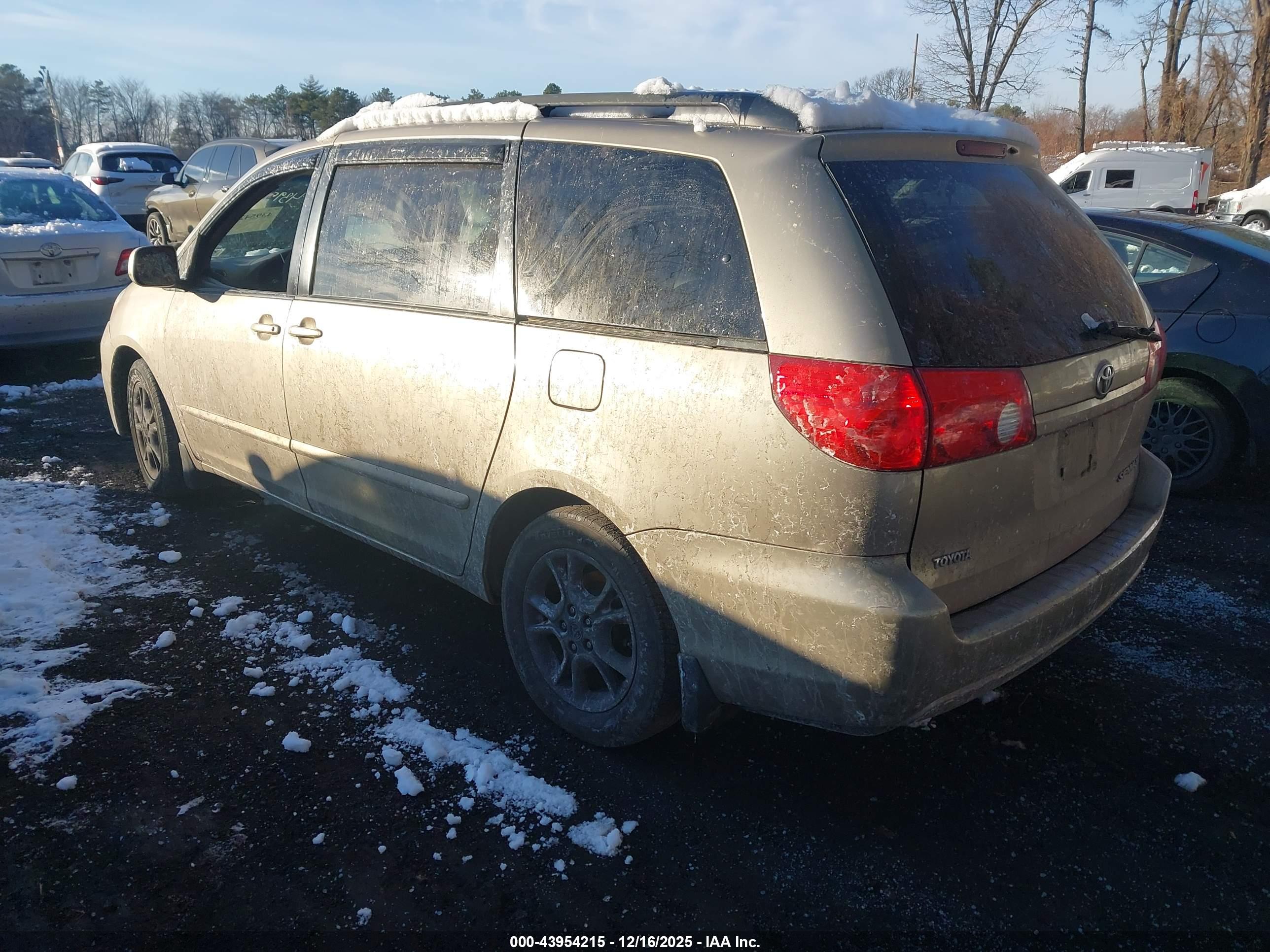 TOYOTA SIENNA image 3