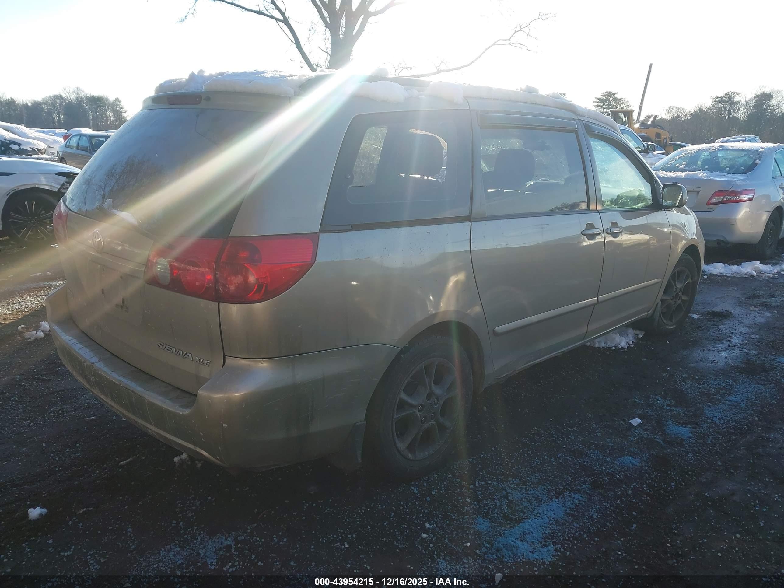 TOYOTA SIENNA image 4