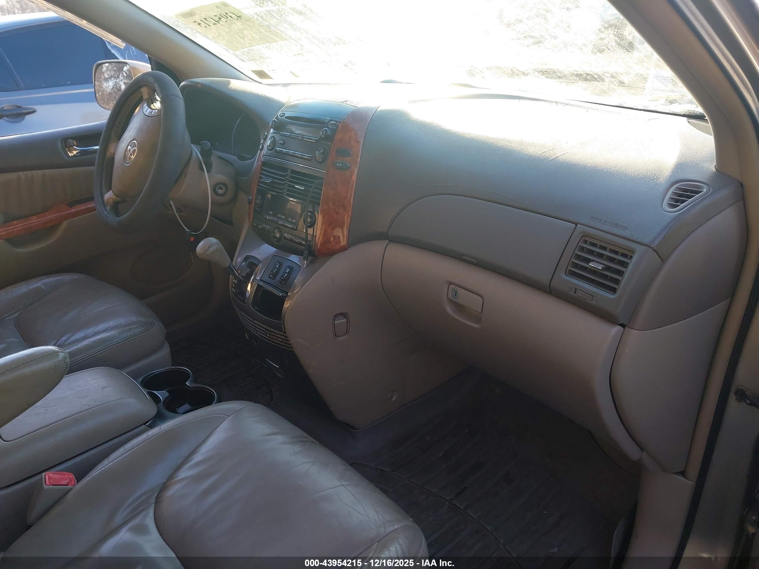 TOYOTA SIENNA image 5