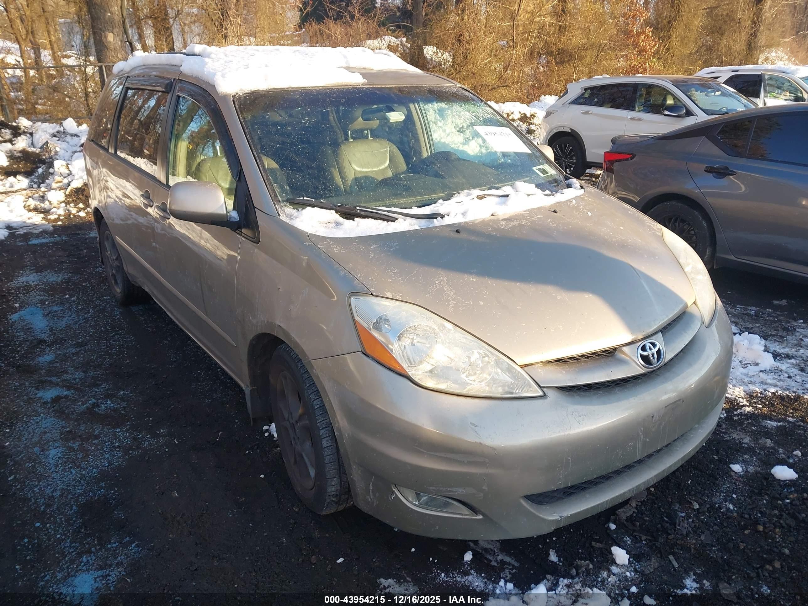 TOYOTA SIENNA image 6
