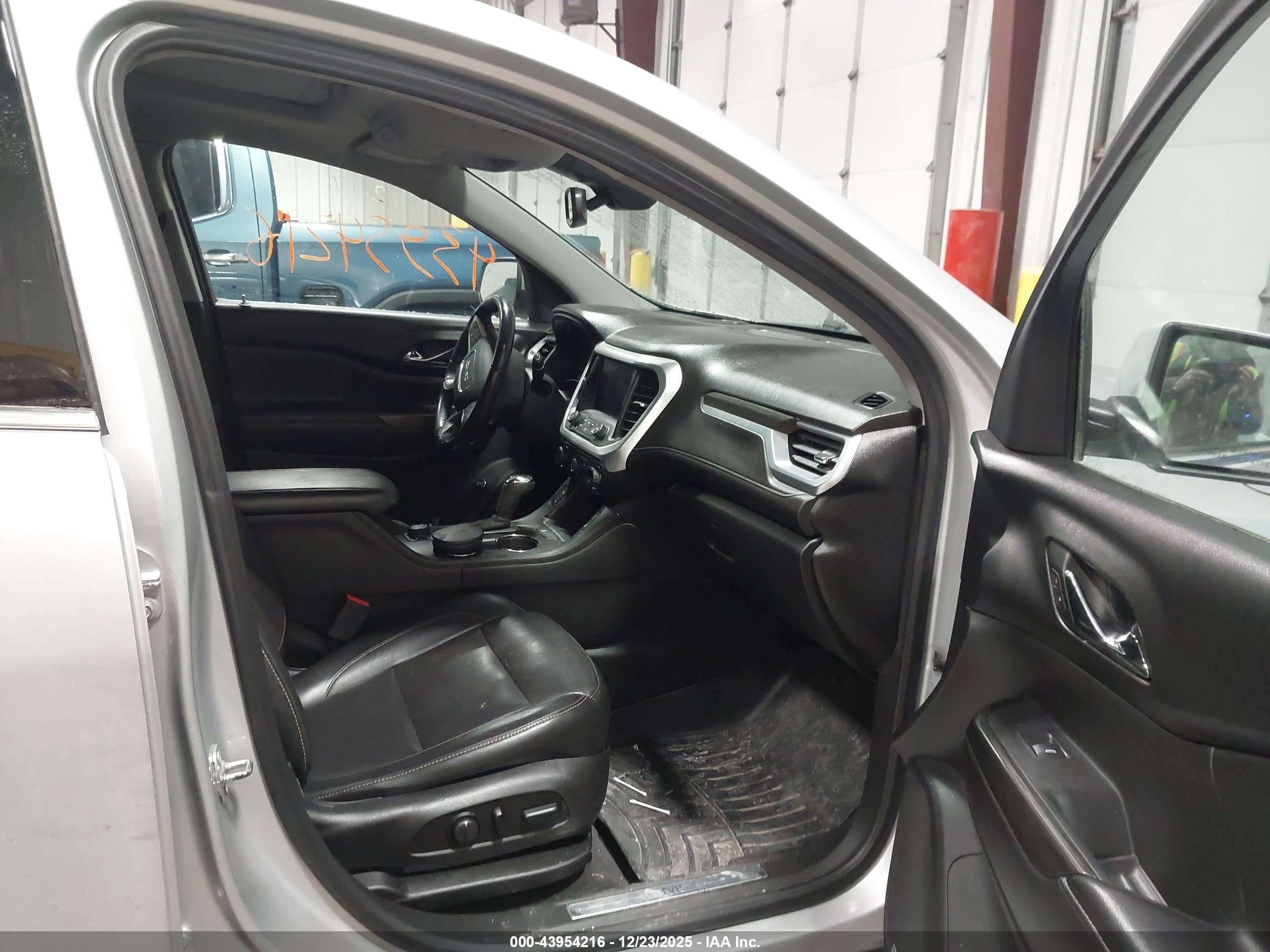 GMC ACADIA image 5