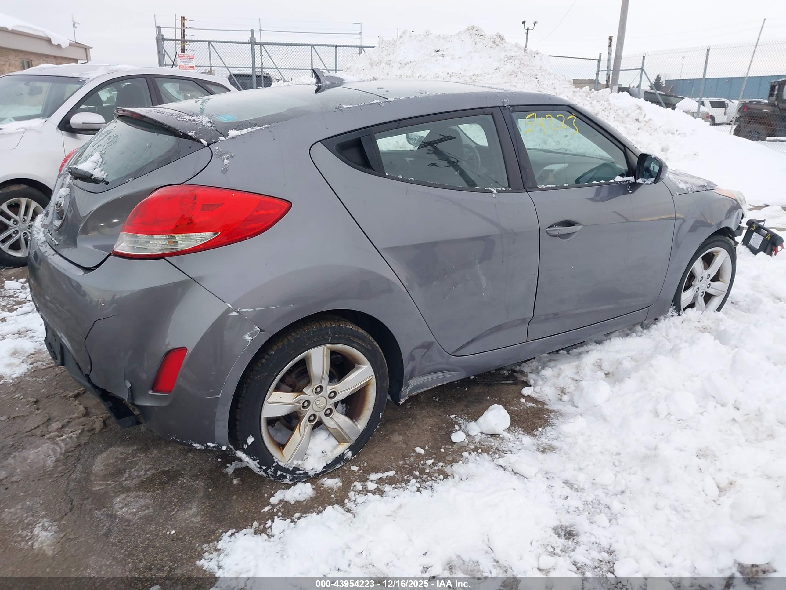 HYUNDAI VELOSTER image 4