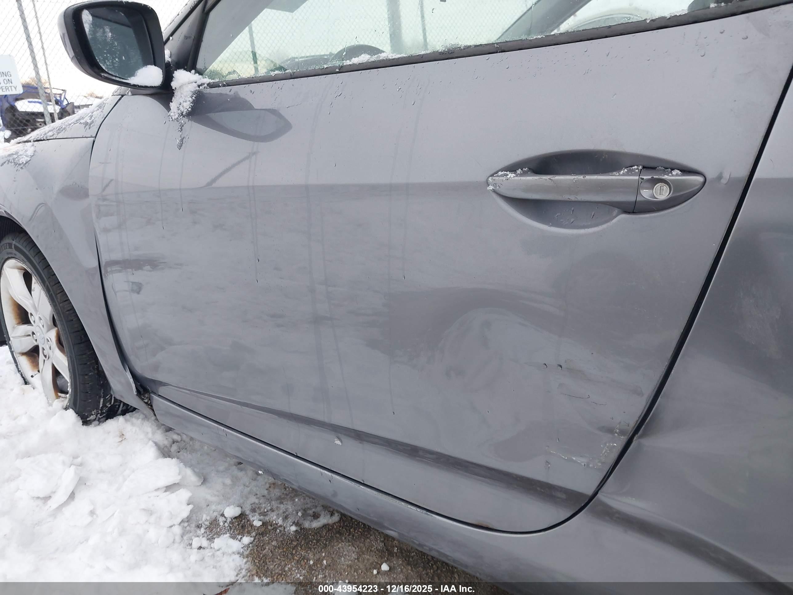 HYUNDAI VELOSTER image 6