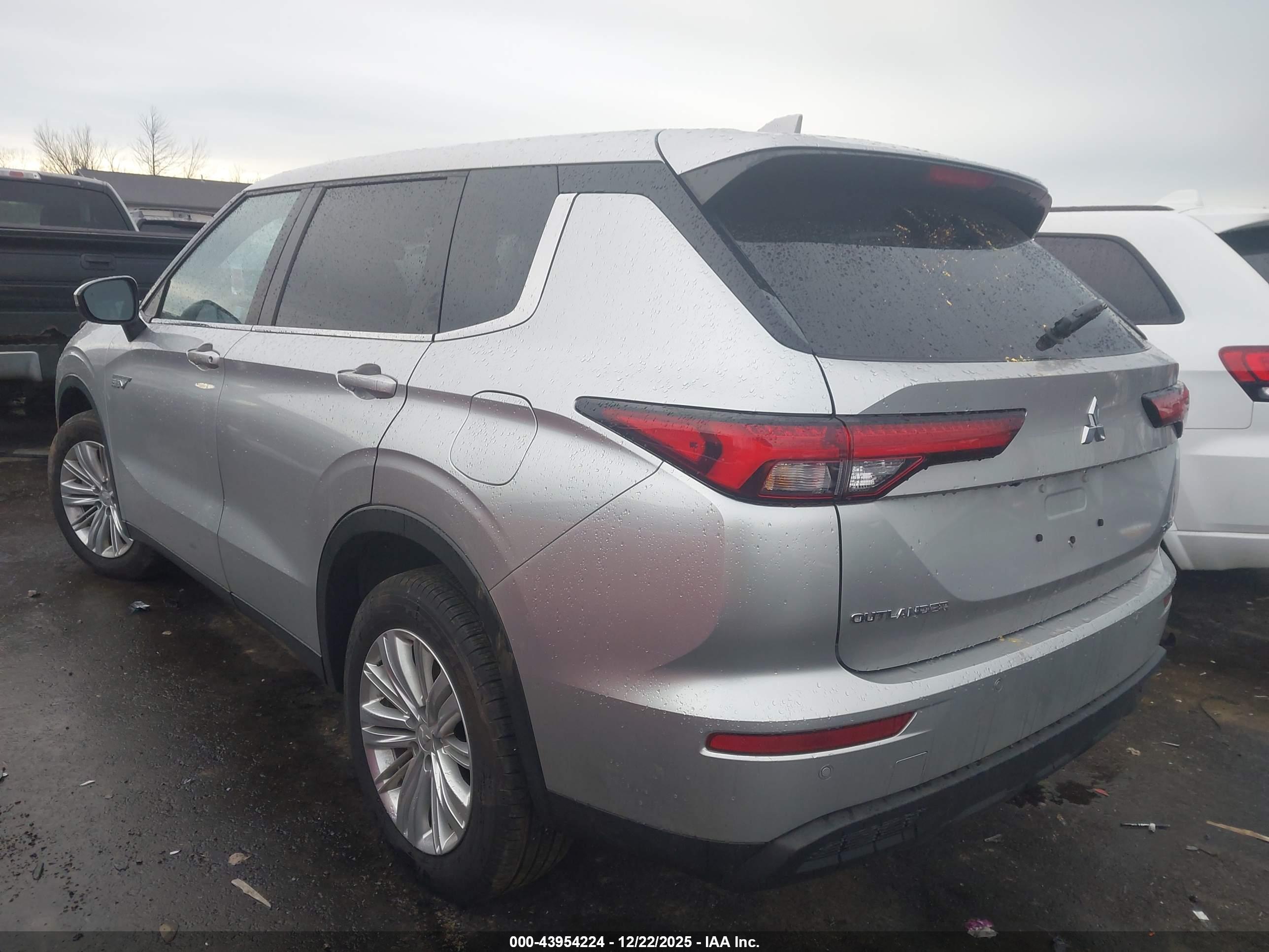 MITSUBISHI OUTLANDER image 3