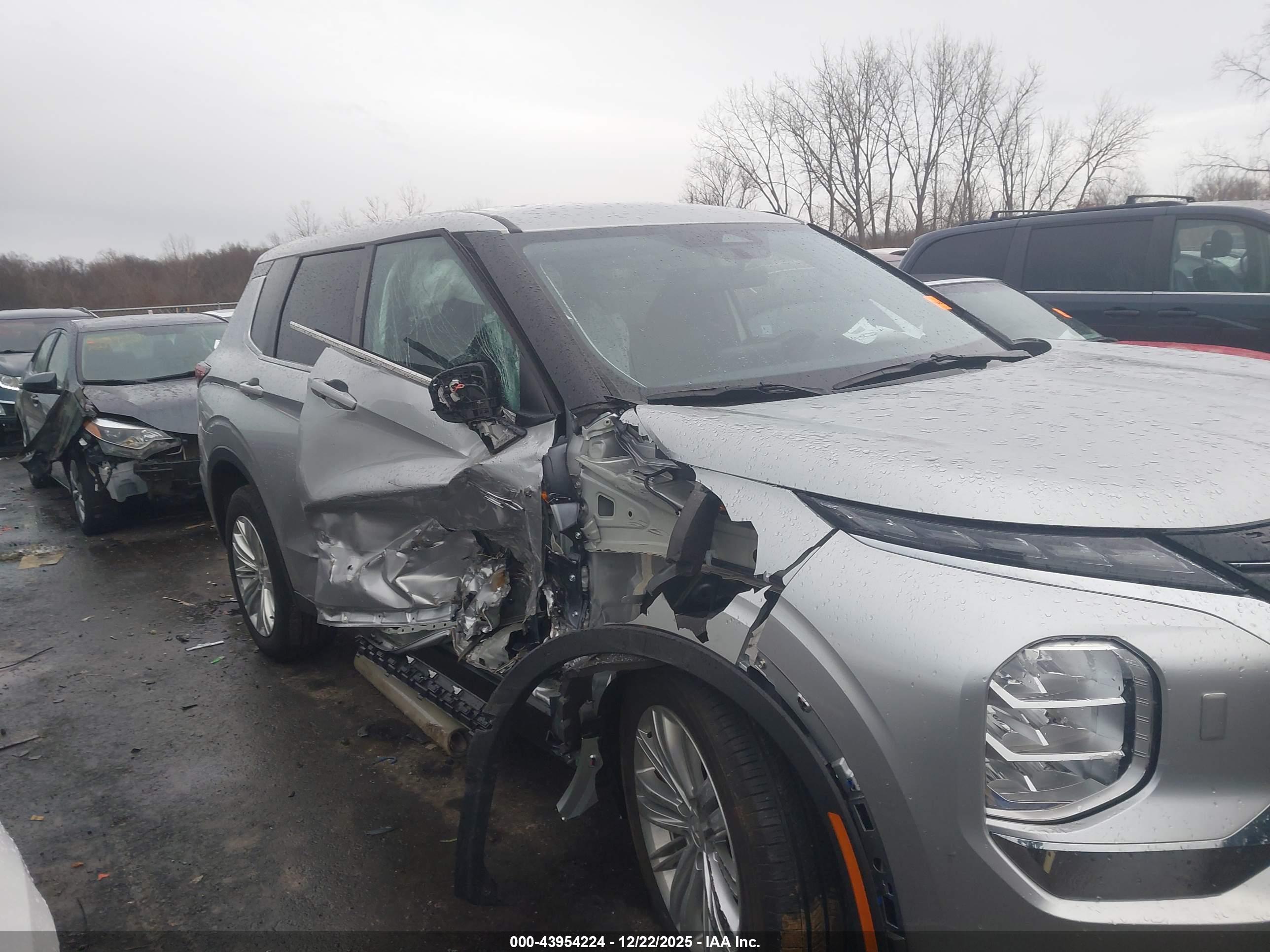 MITSUBISHI OUTLANDER image 6