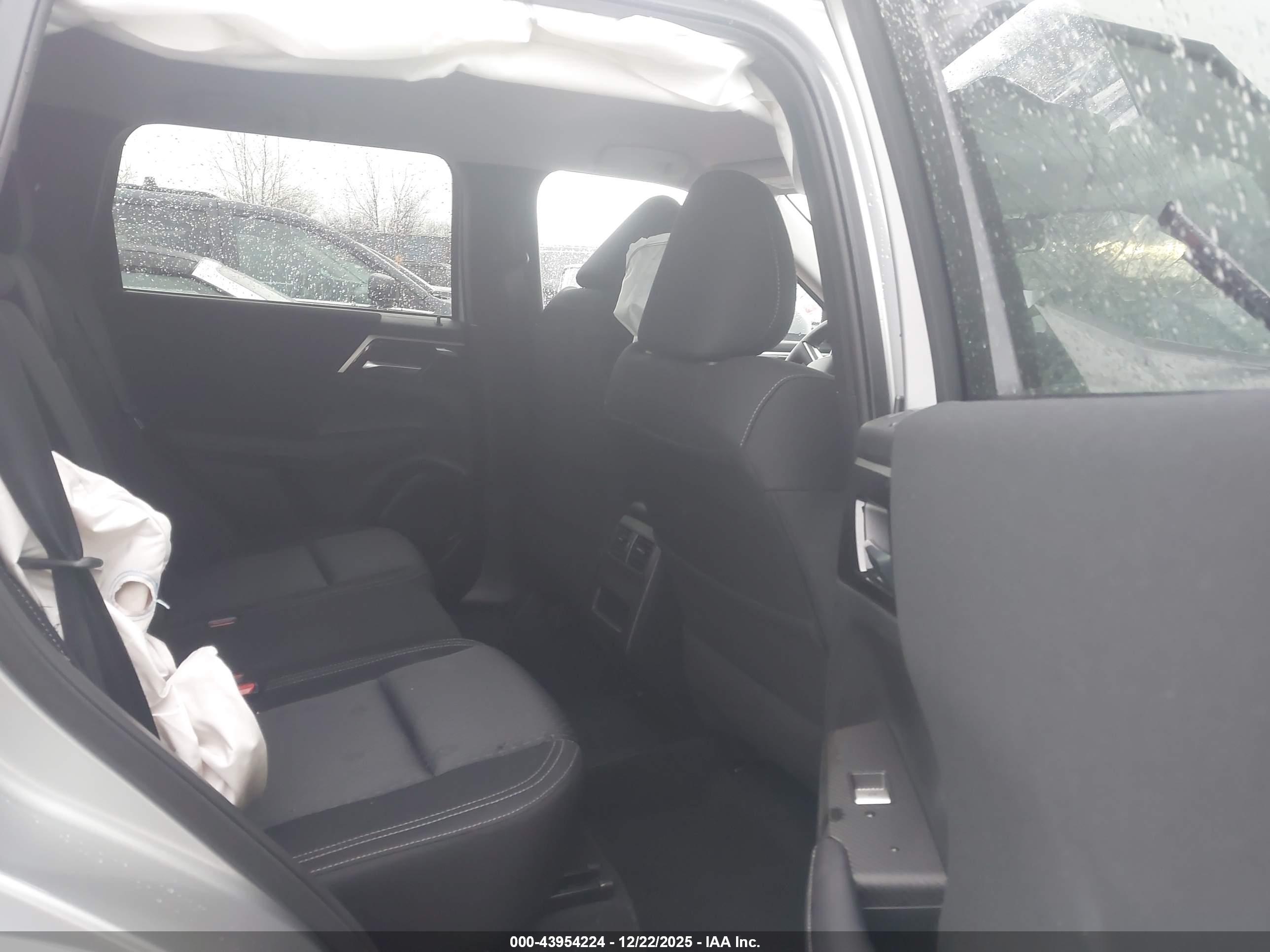 MITSUBISHI OUTLANDER image 8
