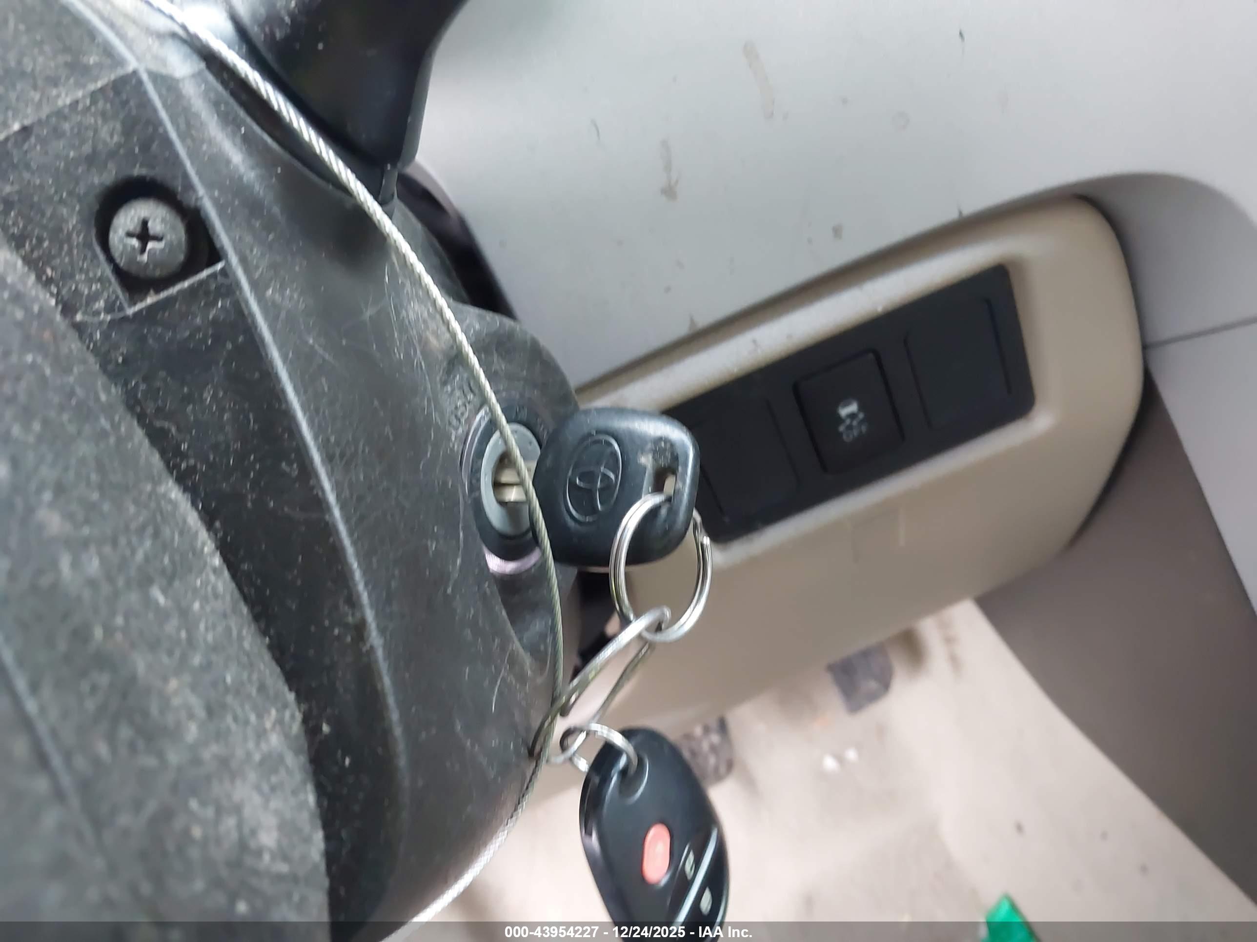 TOYOTA TUNDRA image 11