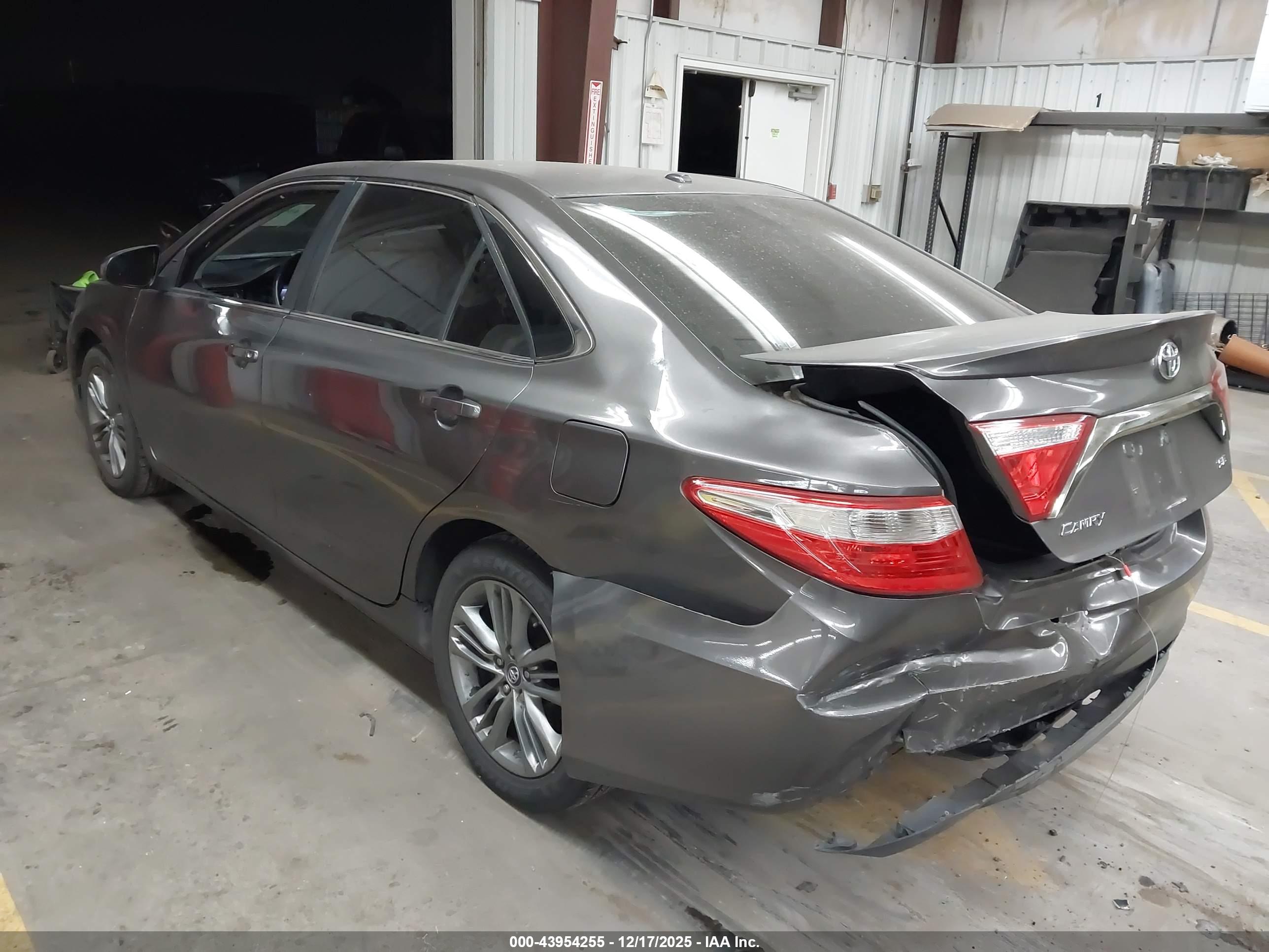 TOYOTA CAMRY image 3