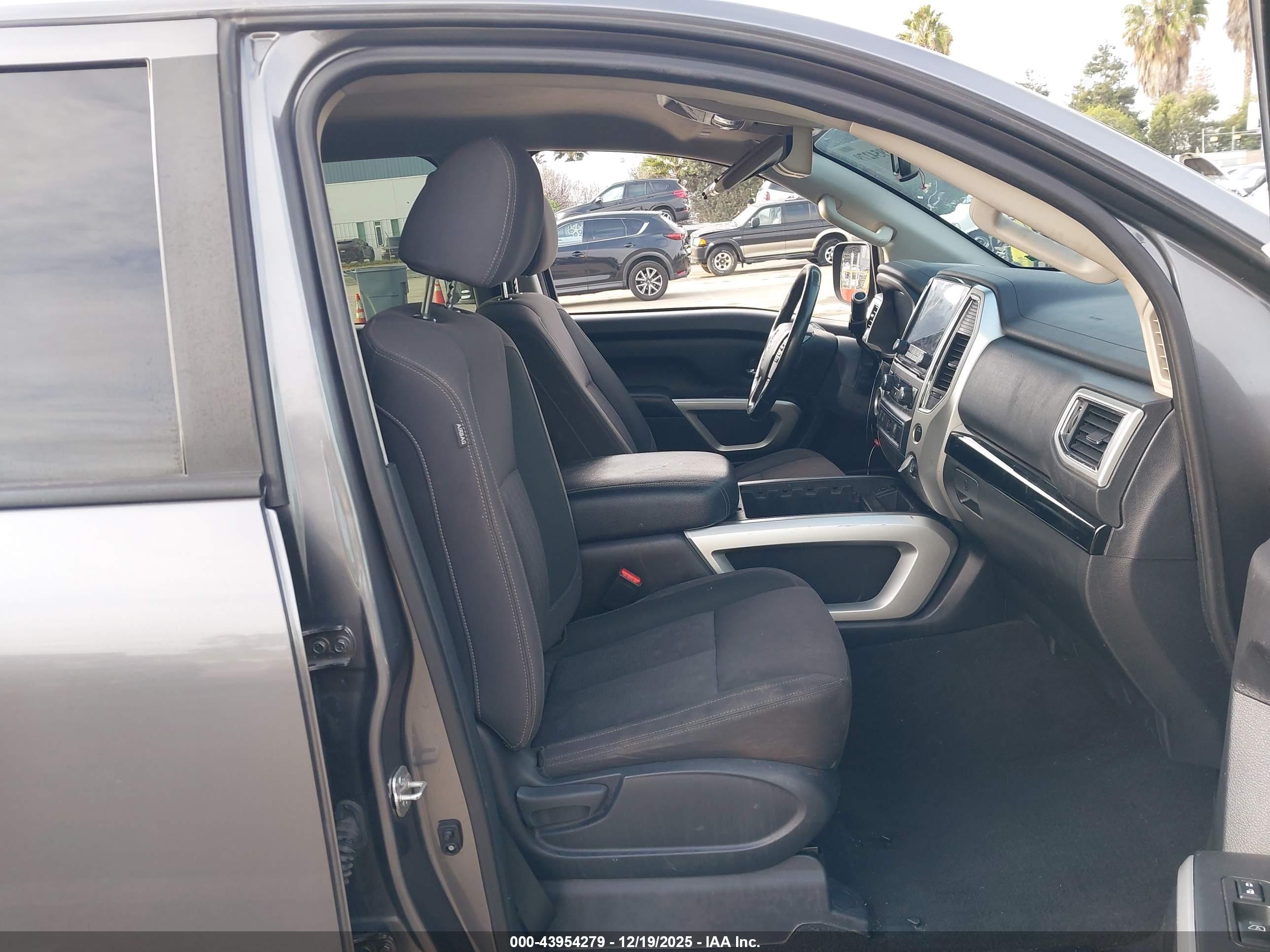 NISSAN TITAN image 5