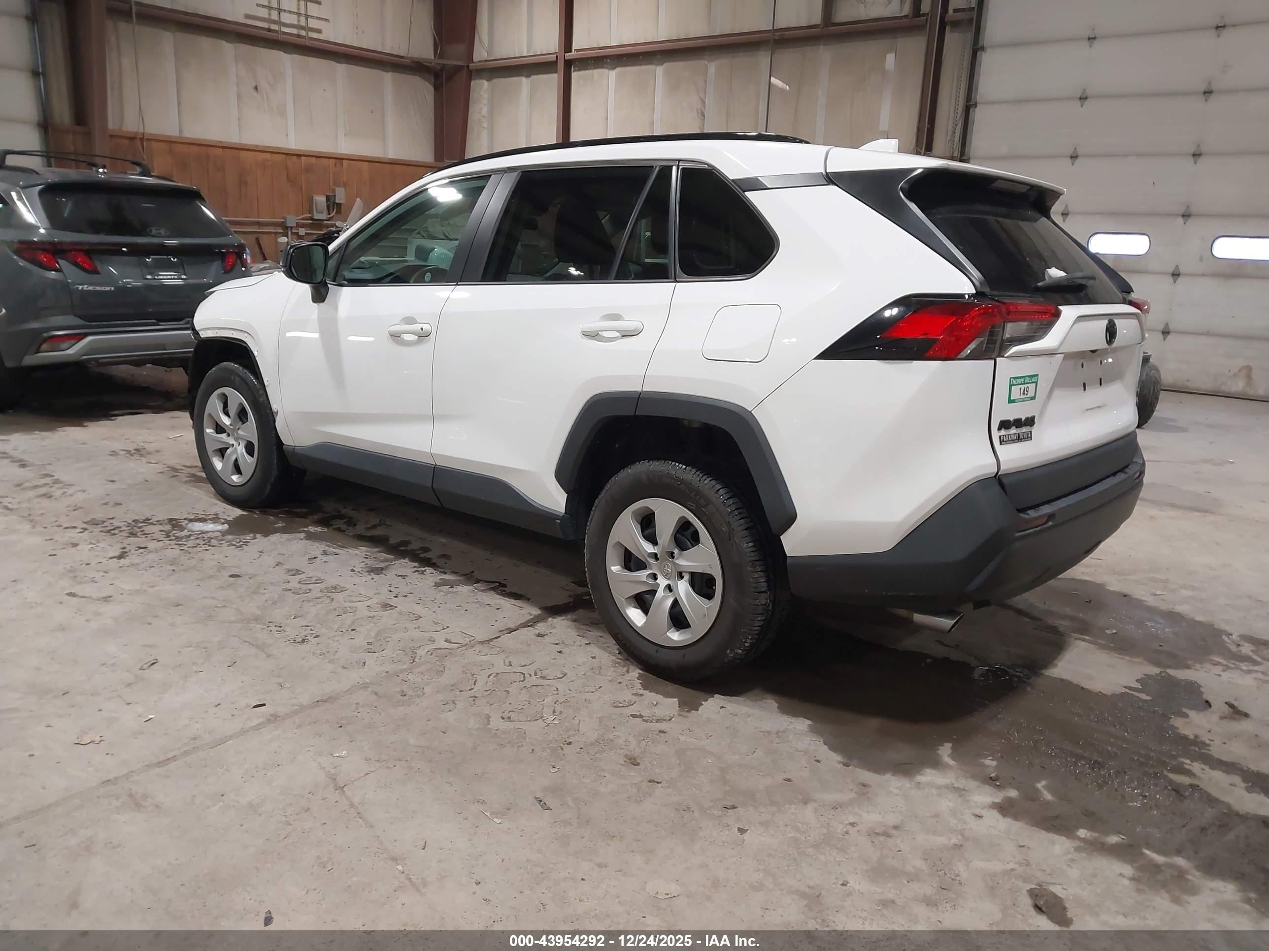 TOYOTA RAV4 image 3