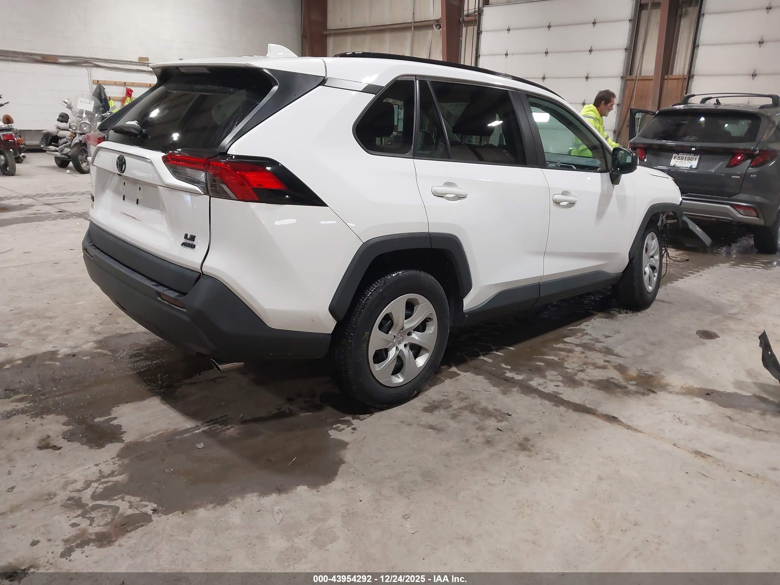 TOYOTA RAV4 image 4