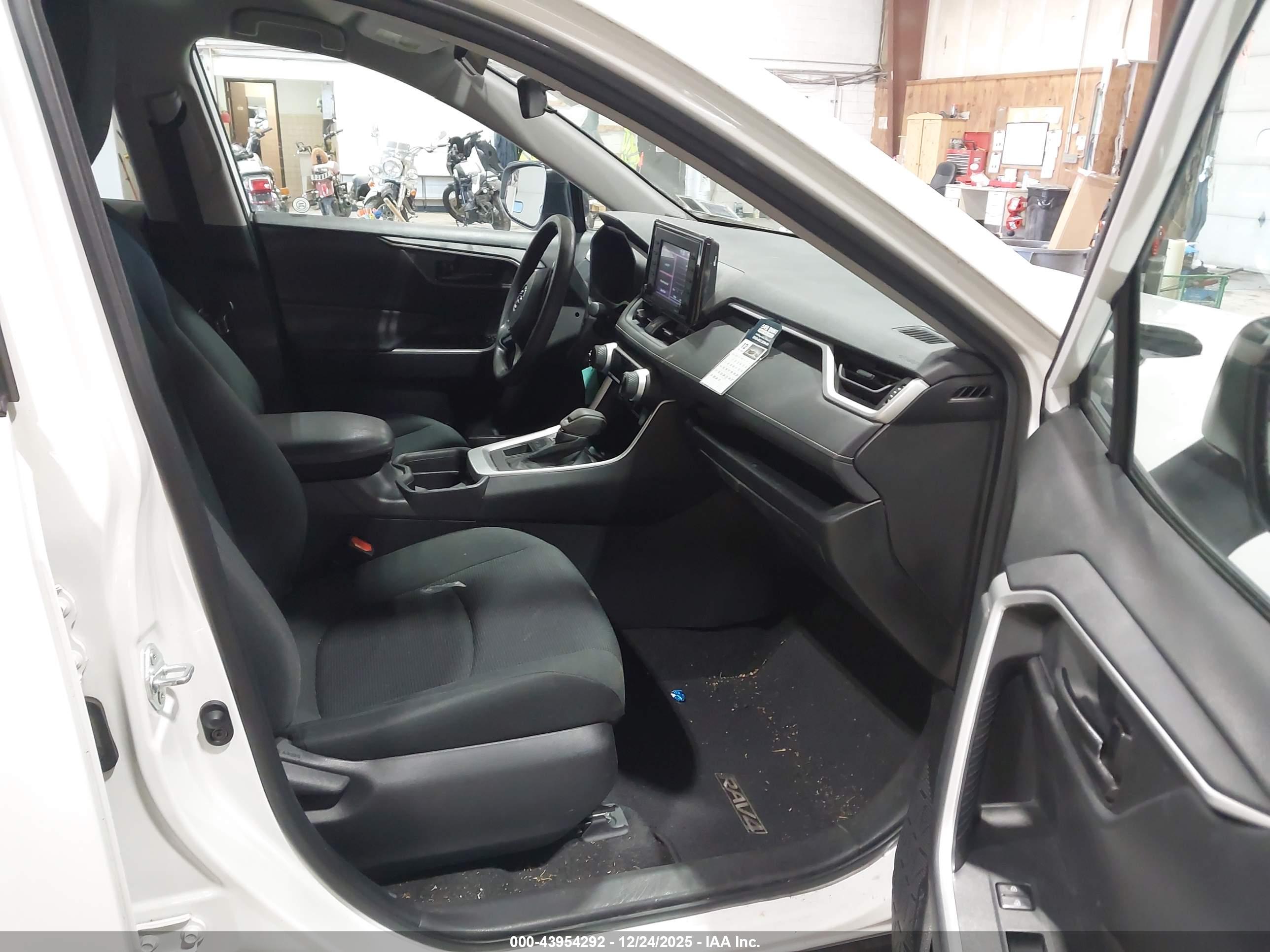TOYOTA RAV4 image 5