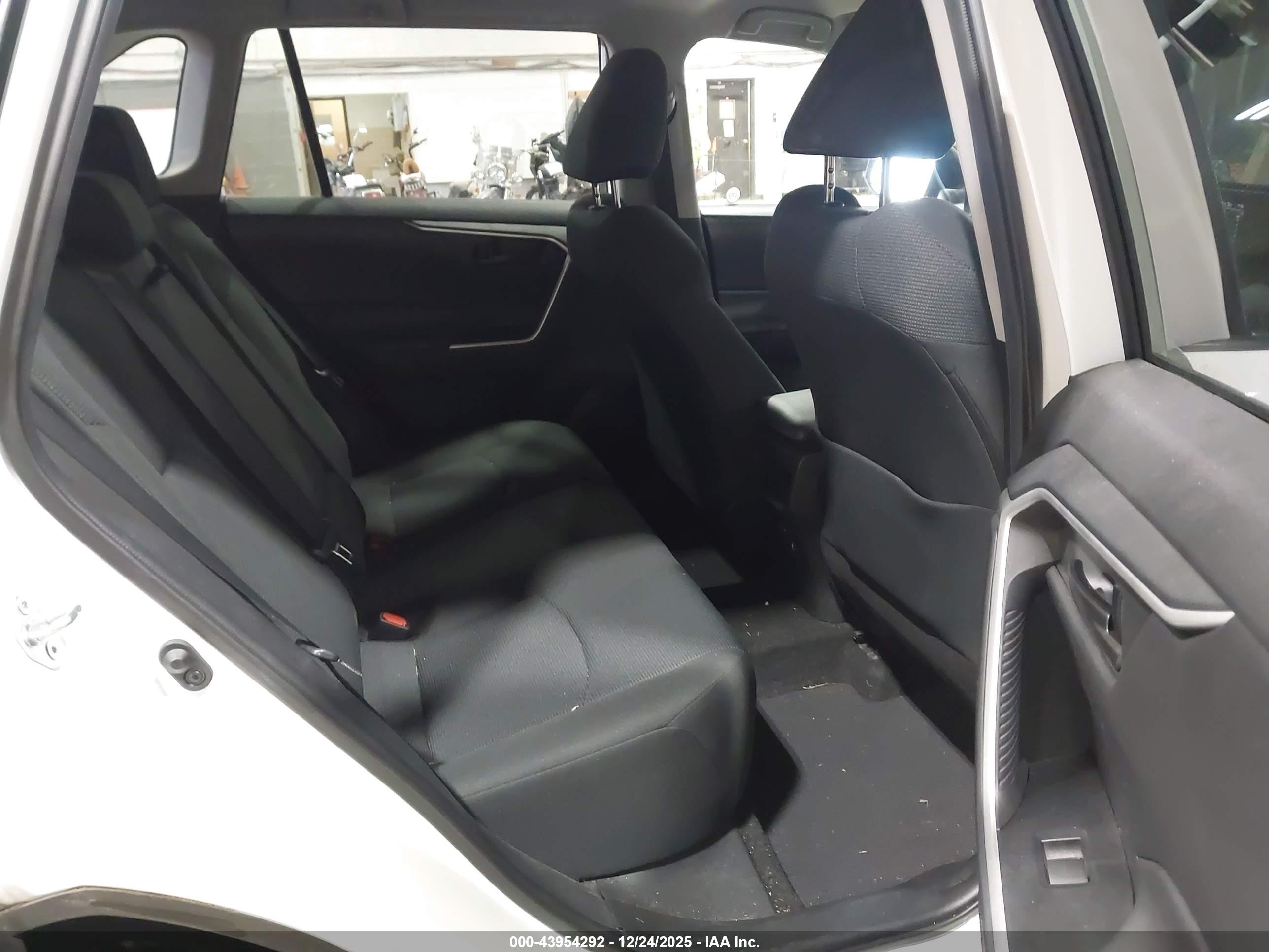 TOYOTA RAV4 image 8