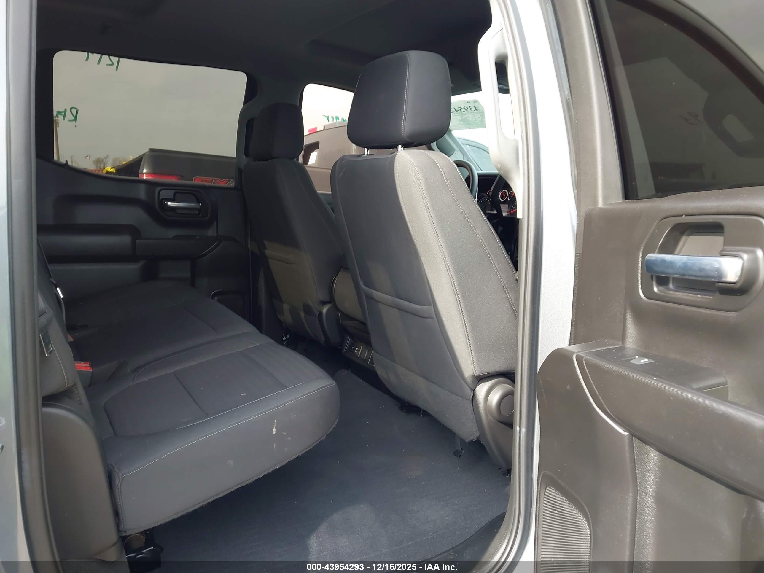 CHEVROLET SILVERADO image 8