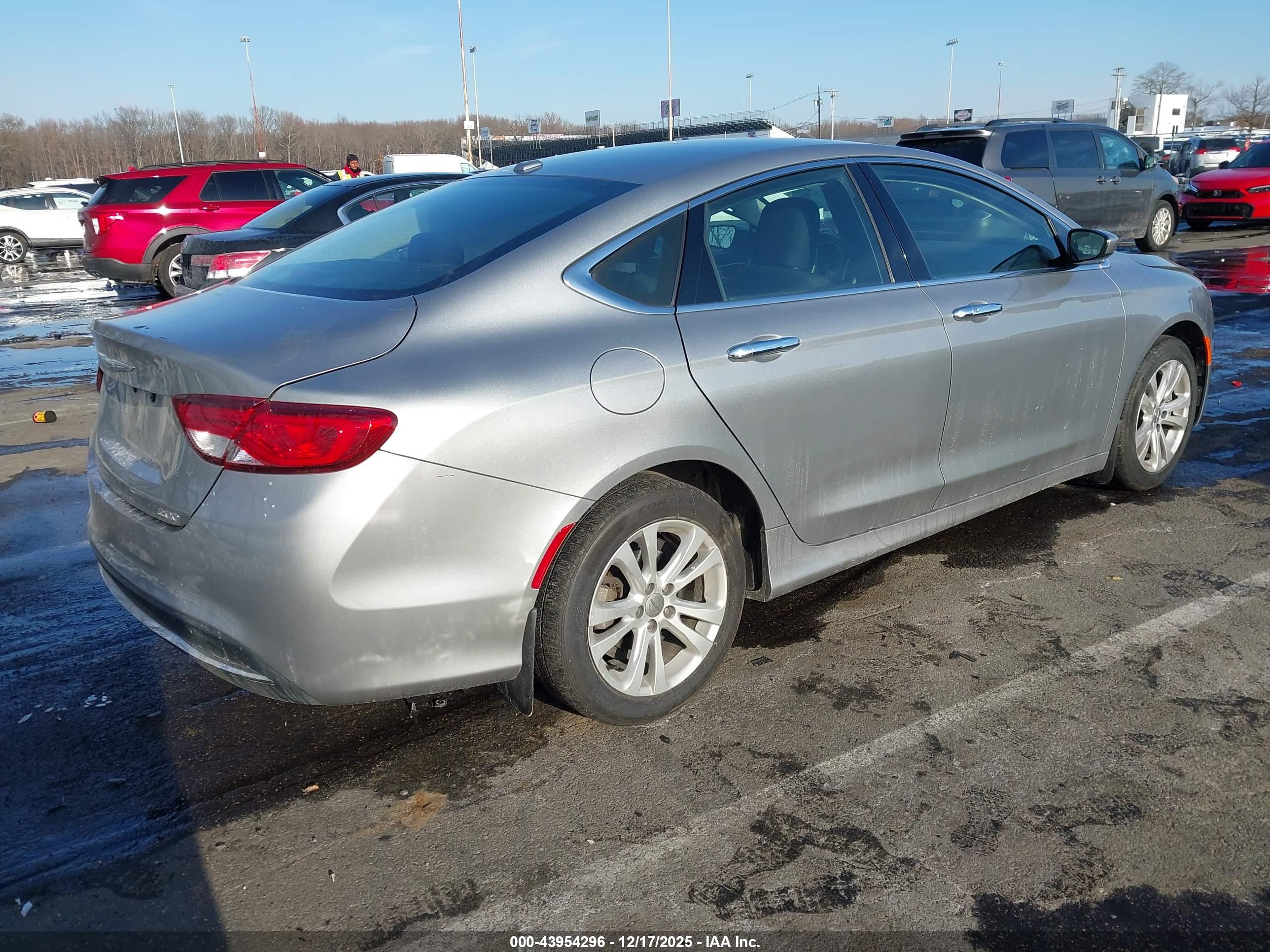 CHRYSLER 200 image 4