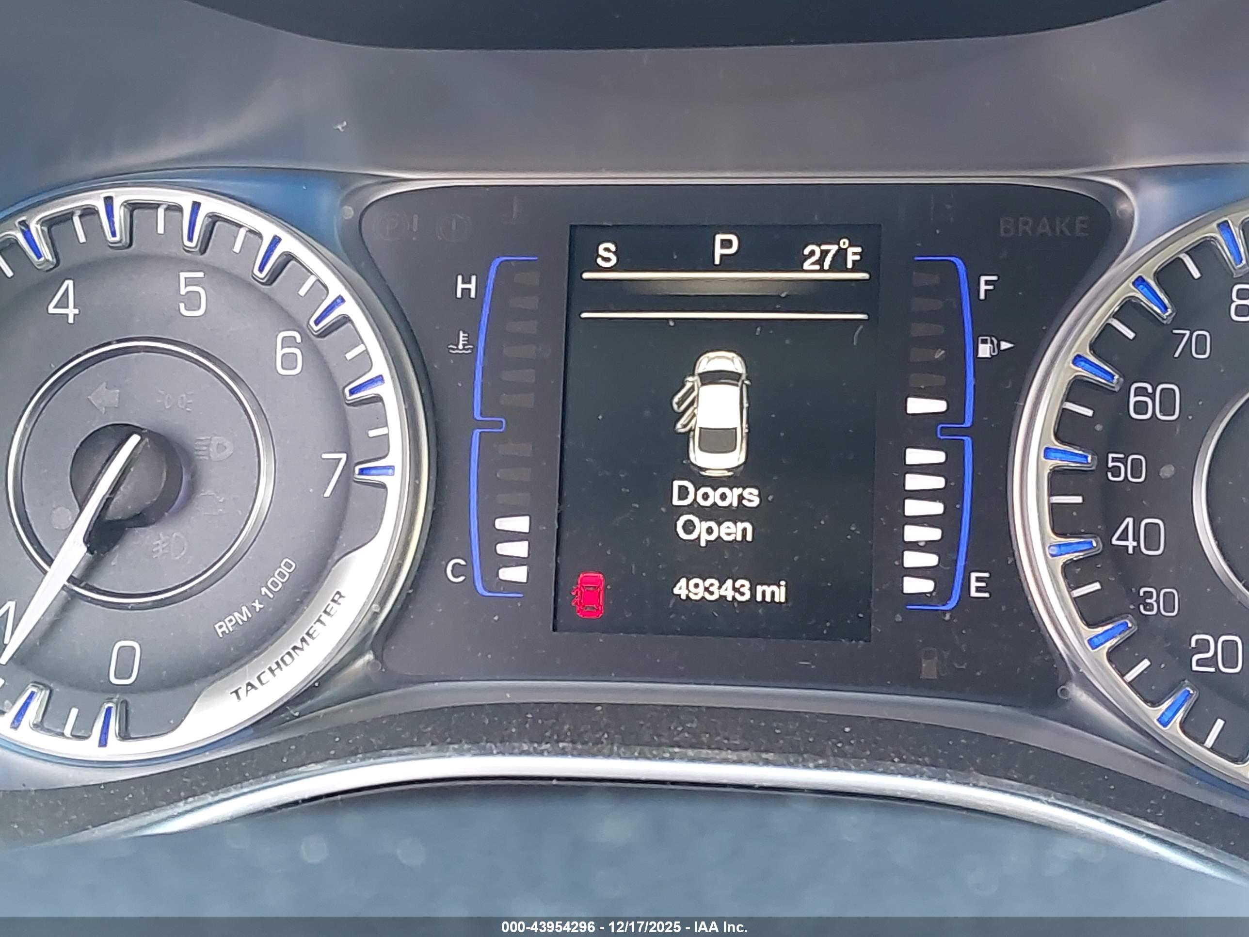 CHRYSLER 200 image 7