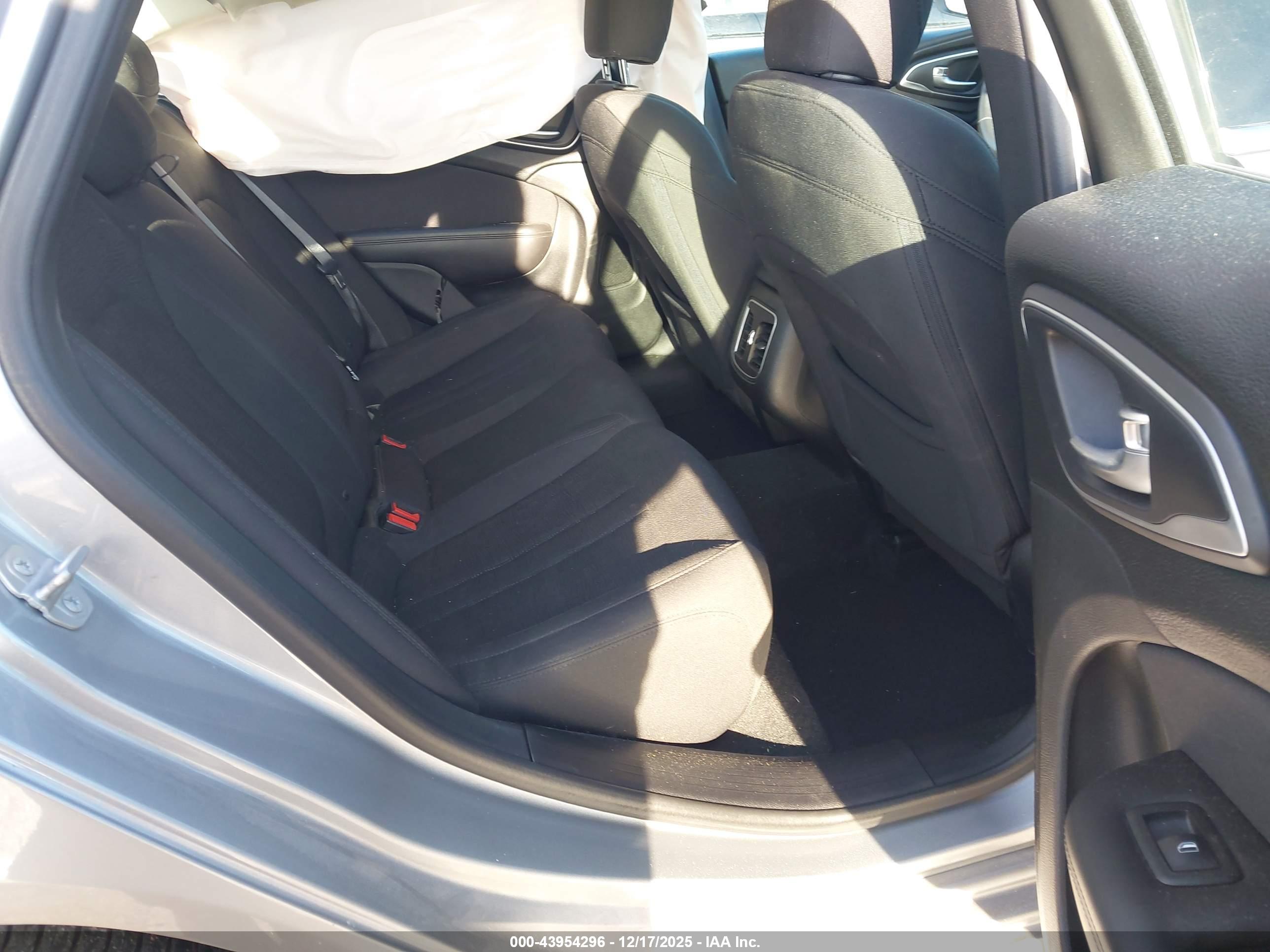 CHRYSLER 200 image 8