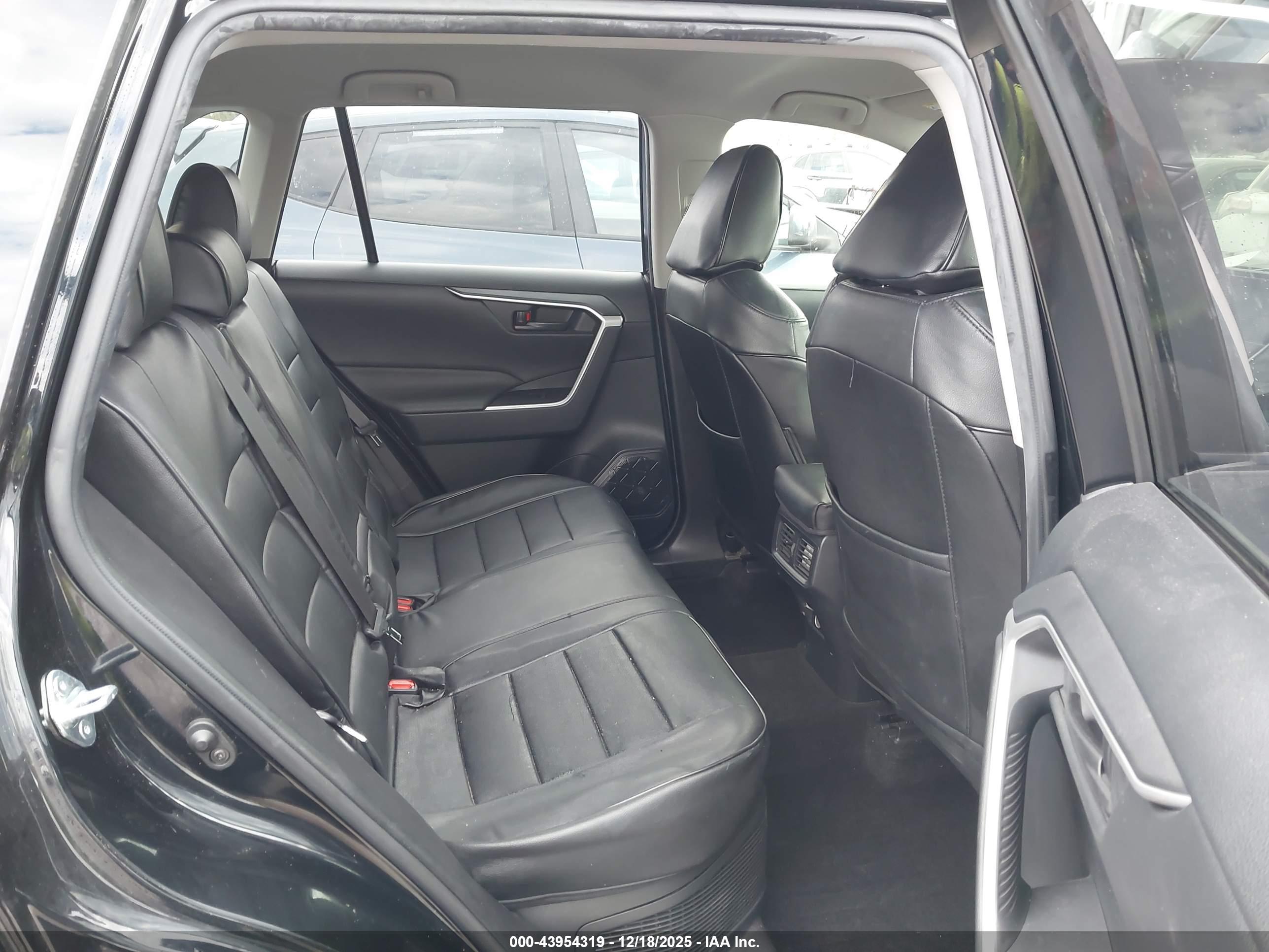 TOYOTA RAV4 image 8