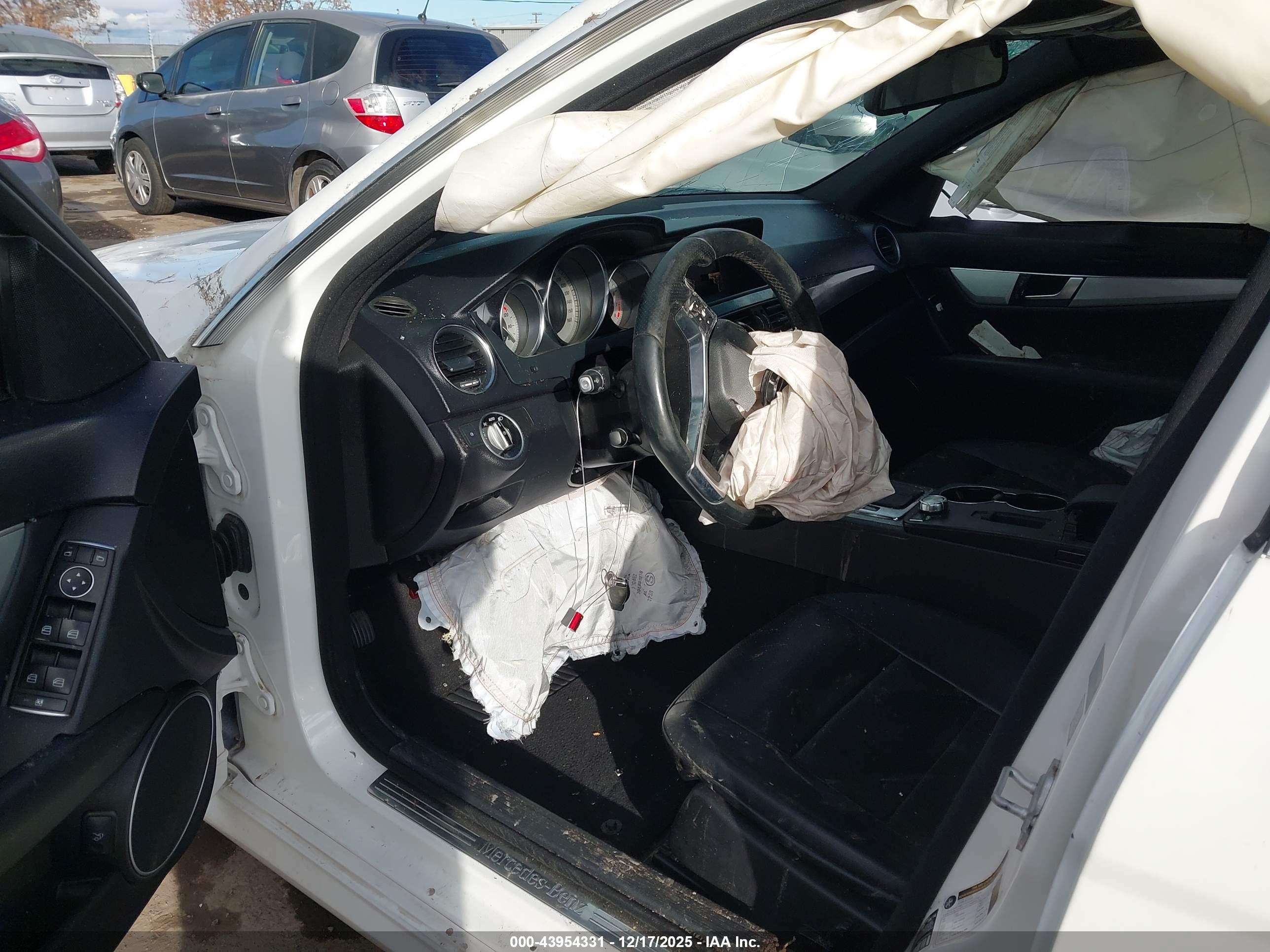 MERCEDES-BENZ C-CLASS image 5