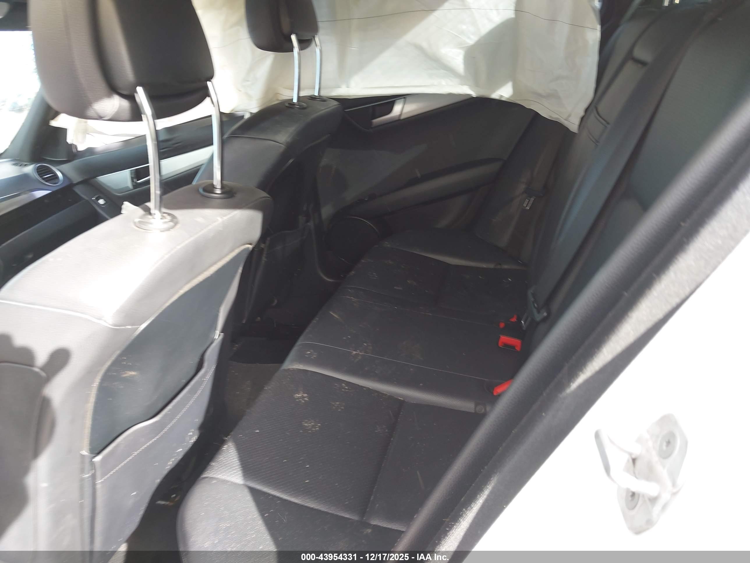 MERCEDES-BENZ C-CLASS image 8