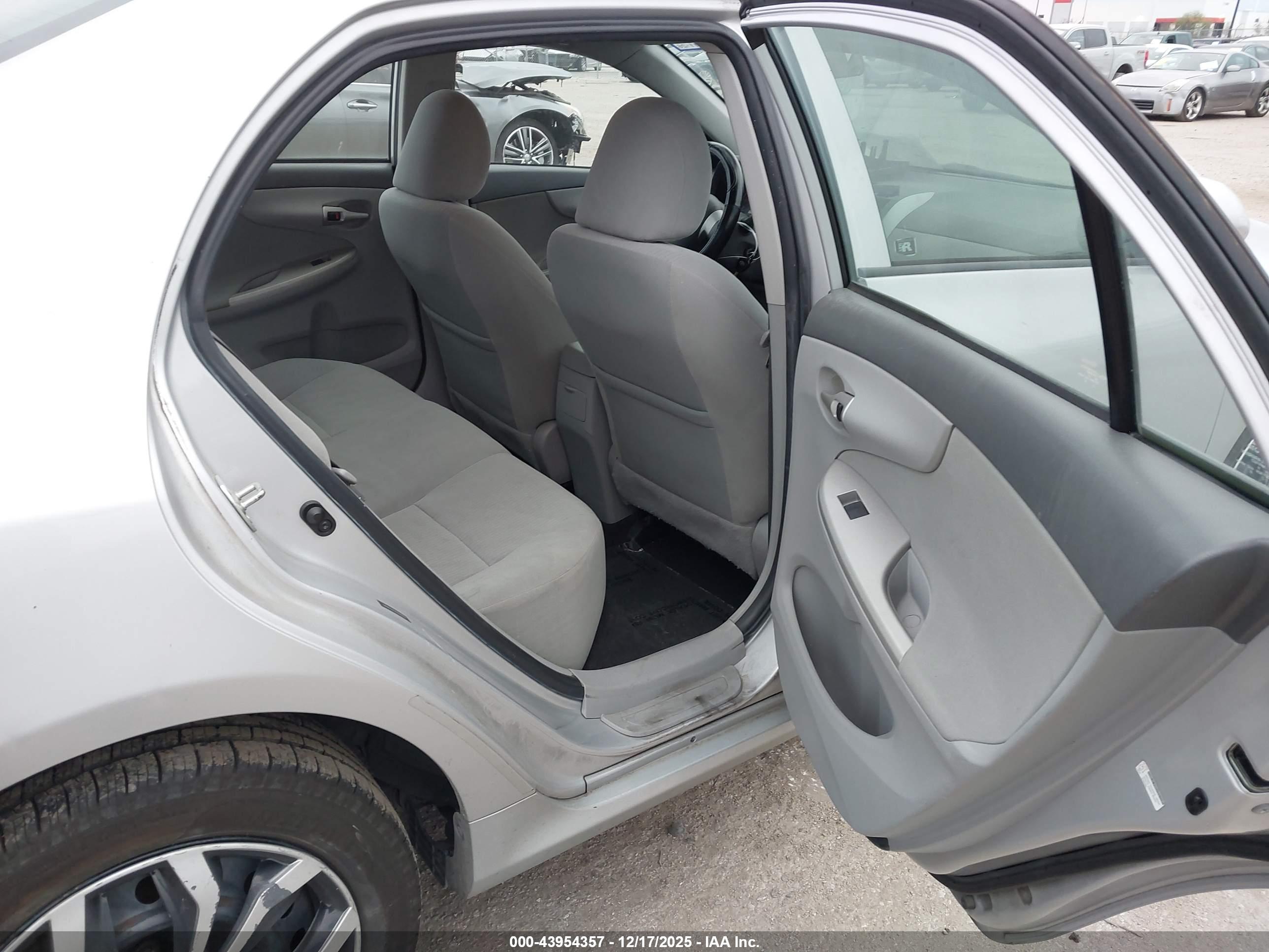 TOYOTA COROLLA image 8