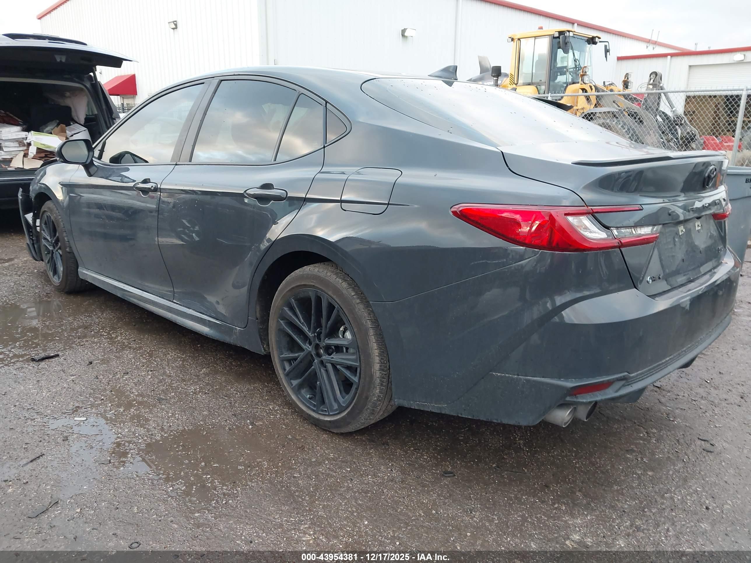TOYOTA CAMRY image 3