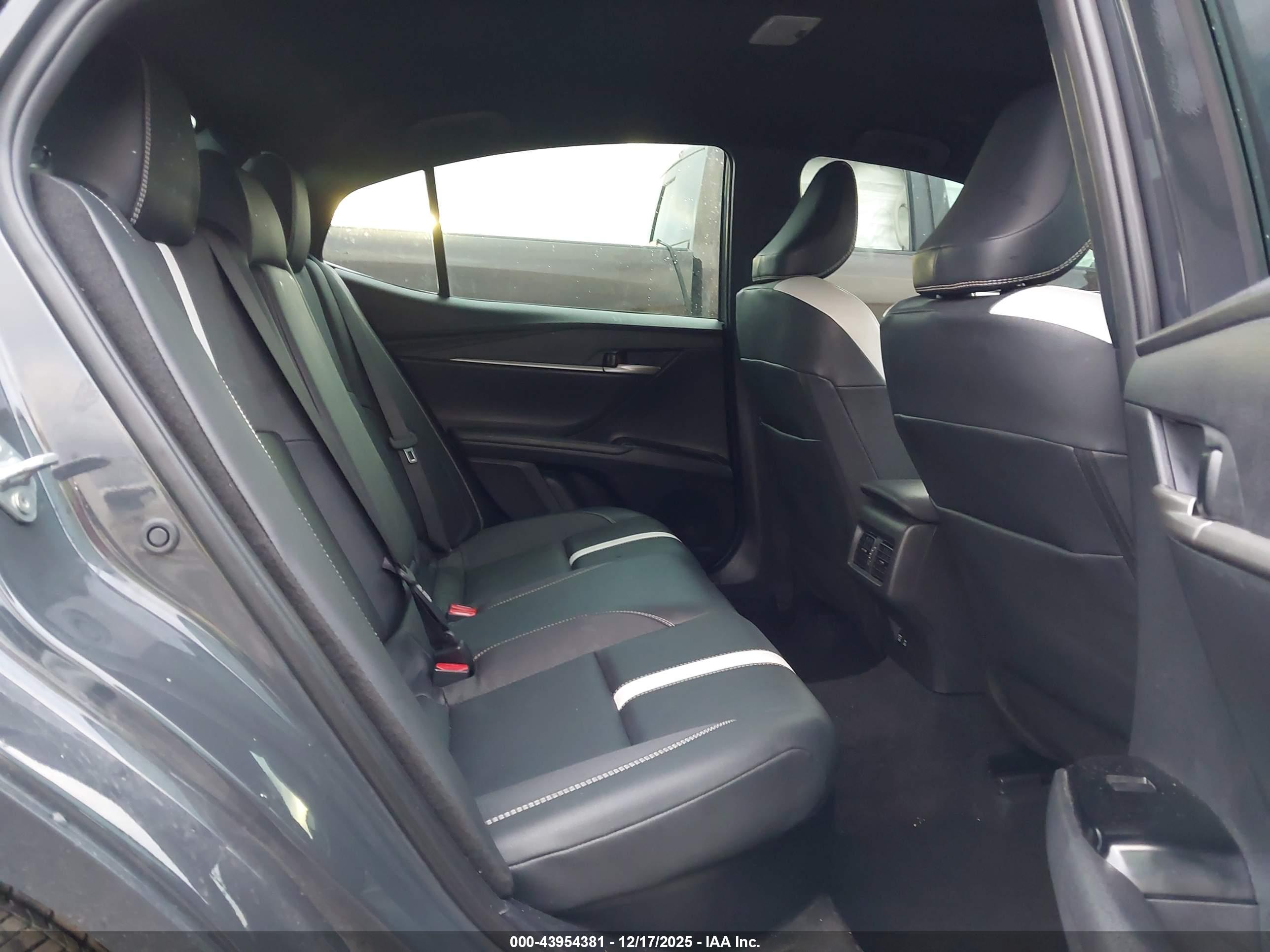 TOYOTA CAMRY image 8