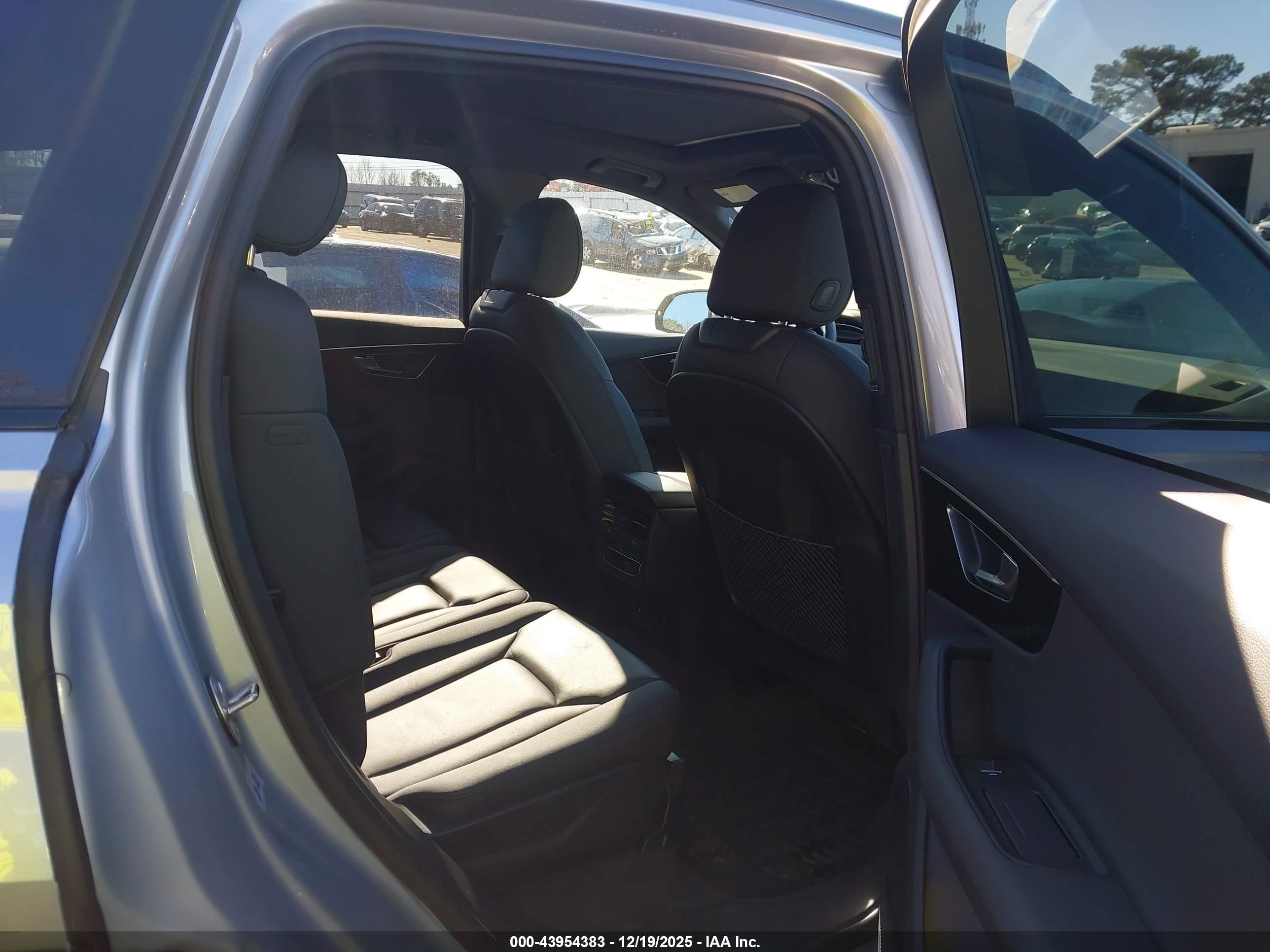 AUDI Q7 image 8