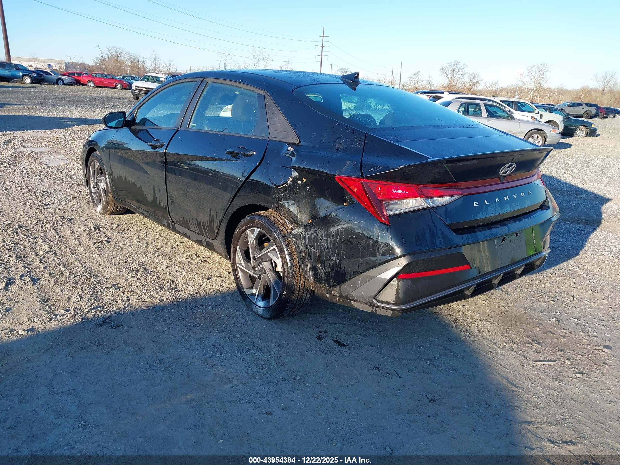 HYUNDAI ELANTRA image 3